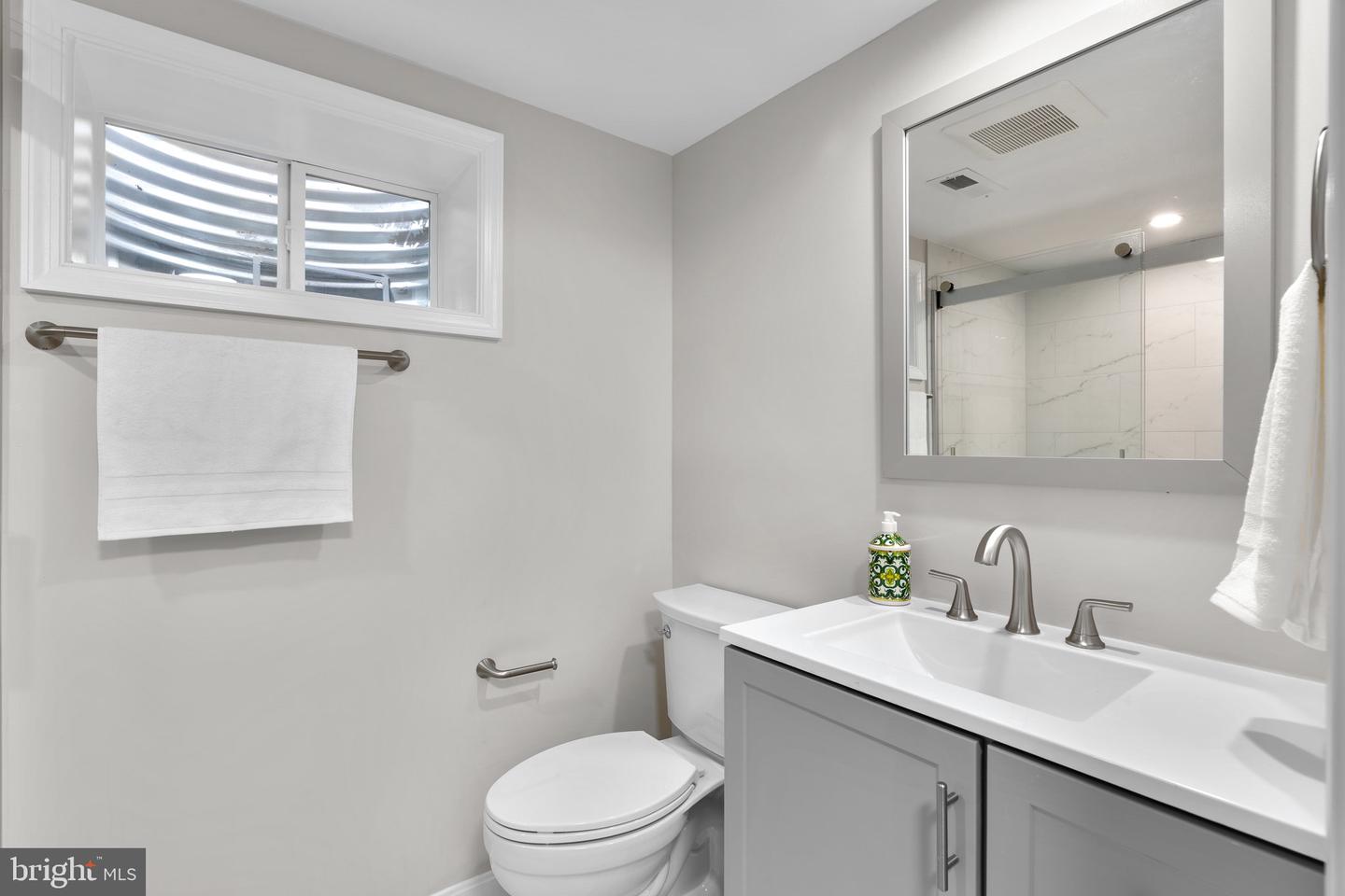 5525 ROLLING RD, SPRINGFIELD, Virginia 22151, 4 Bedrooms Bedrooms, ,4 BathroomsBathrooms,Residential,For sale,5525 ROLLING RD,VAFX2237882 MLS # VAFX2237882