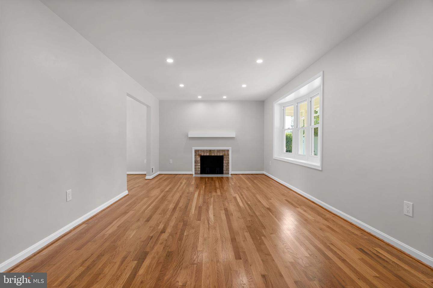 5525 ROLLING RD, SPRINGFIELD, Virginia 22151, 4 Bedrooms Bedrooms, ,4 BathroomsBathrooms,Residential,For sale,5525 ROLLING RD,VAFX2237882 MLS # VAFX2237882