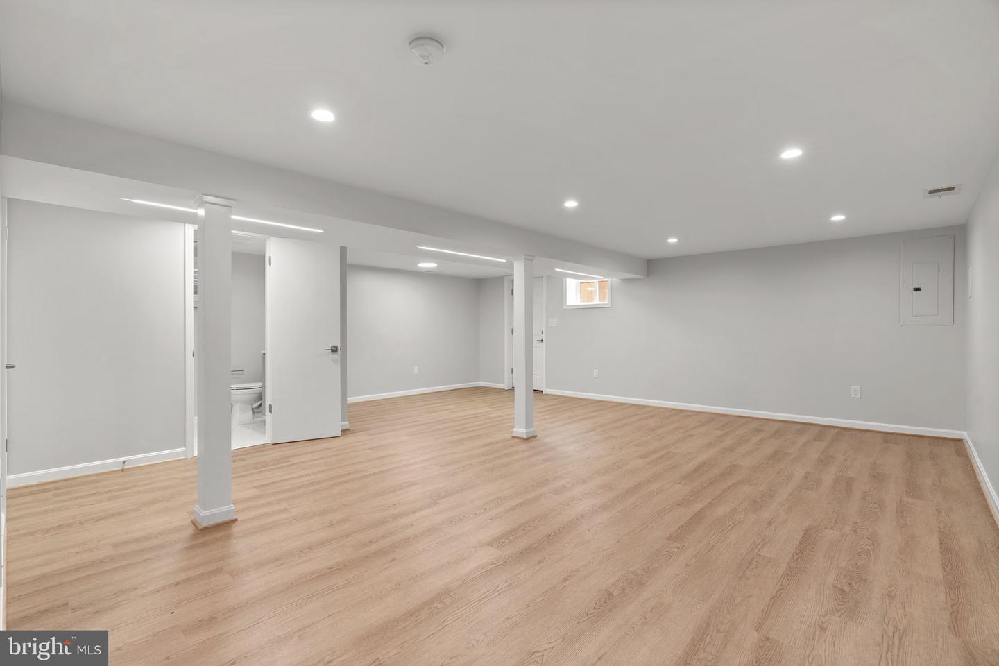 5525 ROLLING RD, SPRINGFIELD, Virginia 22151, 4 Bedrooms Bedrooms, ,4 BathroomsBathrooms,Residential,For sale,5525 ROLLING RD,VAFX2237882 MLS # VAFX2237882