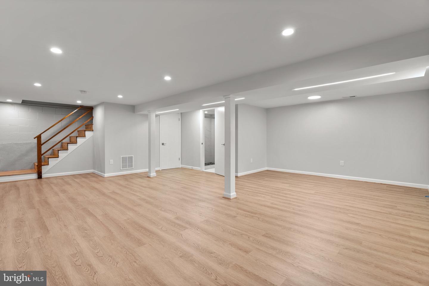 5525 ROLLING RD, SPRINGFIELD, Virginia 22151, 4 Bedrooms Bedrooms, ,4 BathroomsBathrooms,Residential,For sale,5525 ROLLING RD,VAFX2237882 MLS # VAFX2237882