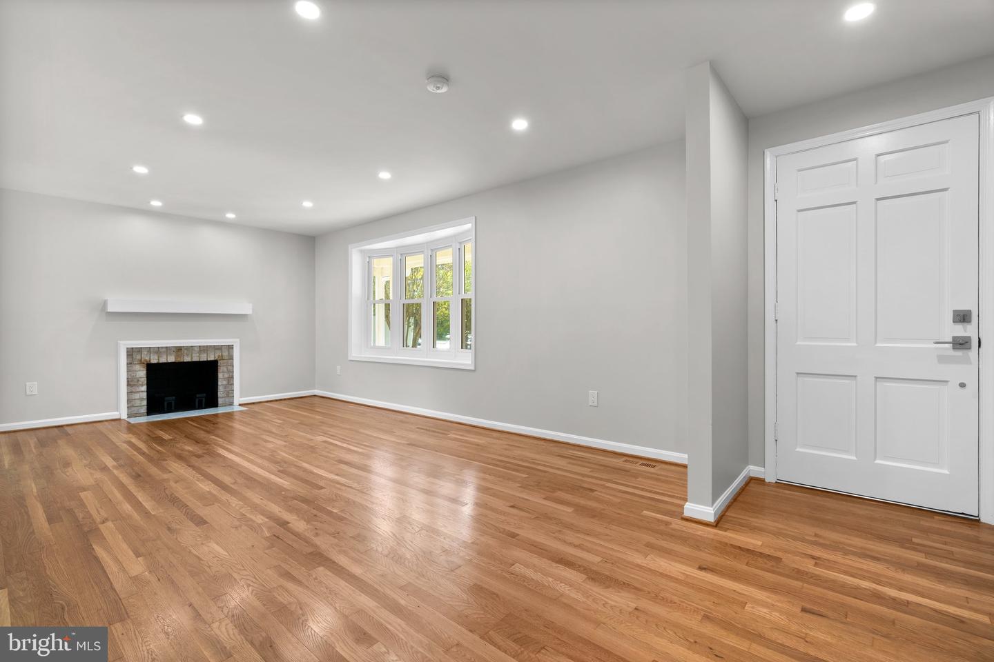 5525 ROLLING RD, SPRINGFIELD, Virginia 22151, 4 Bedrooms Bedrooms, ,4 BathroomsBathrooms,Residential,For sale,5525 ROLLING RD,VAFX2237882 MLS # VAFX2237882