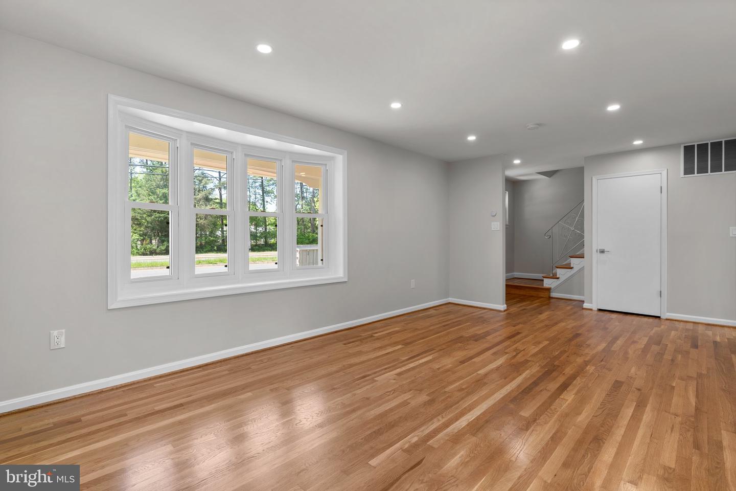 5525 ROLLING RD, SPRINGFIELD, Virginia 22151, 4 Bedrooms Bedrooms, ,4 BathroomsBathrooms,Residential,For sale,5525 ROLLING RD,VAFX2237882 MLS # VAFX2237882