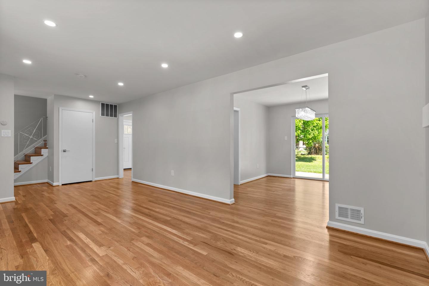 5525 ROLLING RD, SPRINGFIELD, Virginia 22151, 4 Bedrooms Bedrooms, ,4 BathroomsBathrooms,Residential,For sale,5525 ROLLING RD,VAFX2237882 MLS # VAFX2237882
