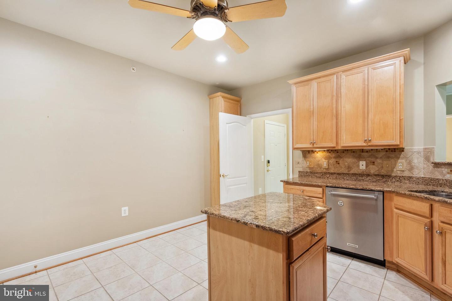 2903 SAINTSBURY PLZ #402, FAIRFAX, Virginia 22031, 3 Bedrooms Bedrooms, ,2 BathroomsBathrooms,Residential,For sale,2903 SAINTSBURY PLZ #402,VAFX2238538 MLS # VAFX2238538