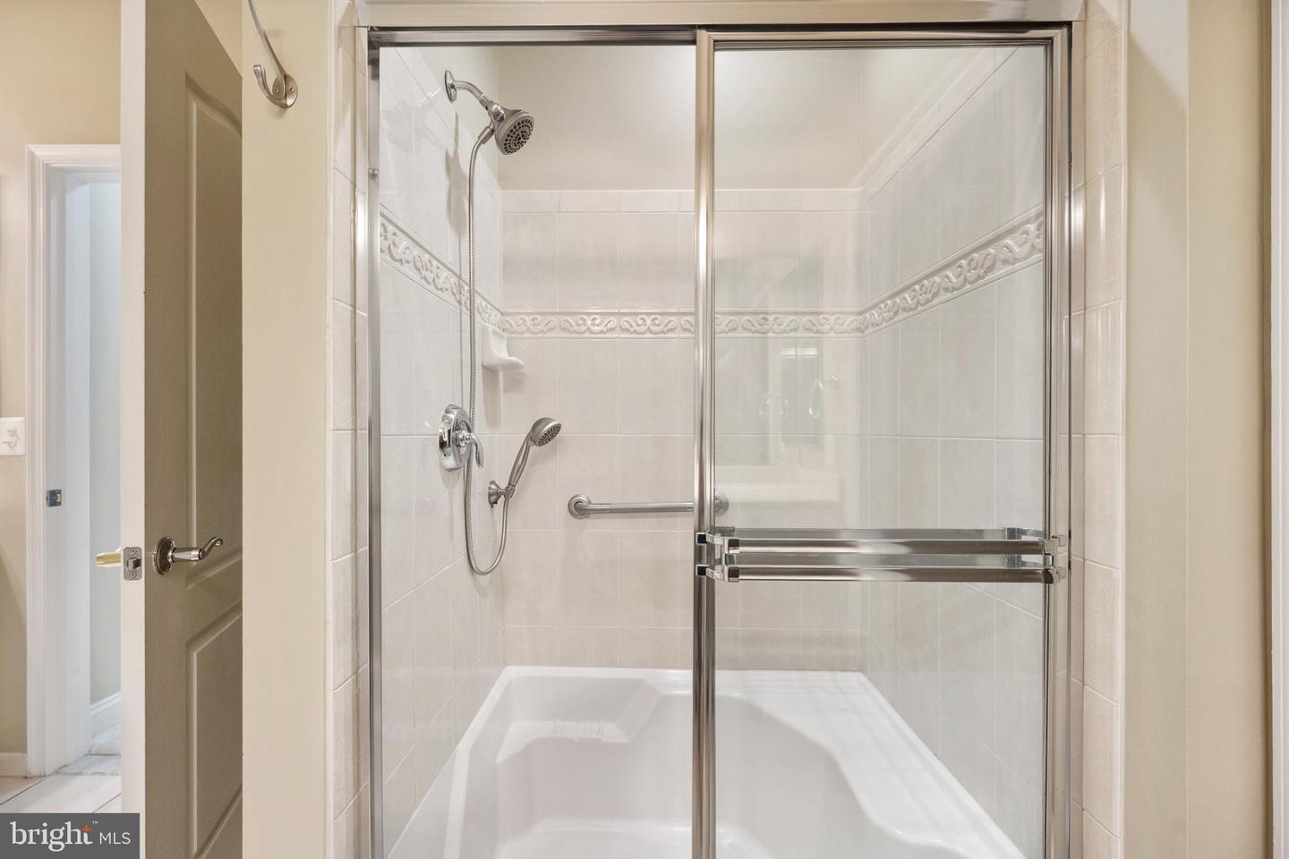 2903 SAINTSBURY PLZ #402, FAIRFAX, Virginia 22031, 3 Bedrooms Bedrooms, ,2 BathroomsBathrooms,Residential,For sale,2903 SAINTSBURY PLZ #402,VAFX2238538 MLS # VAFX2238538