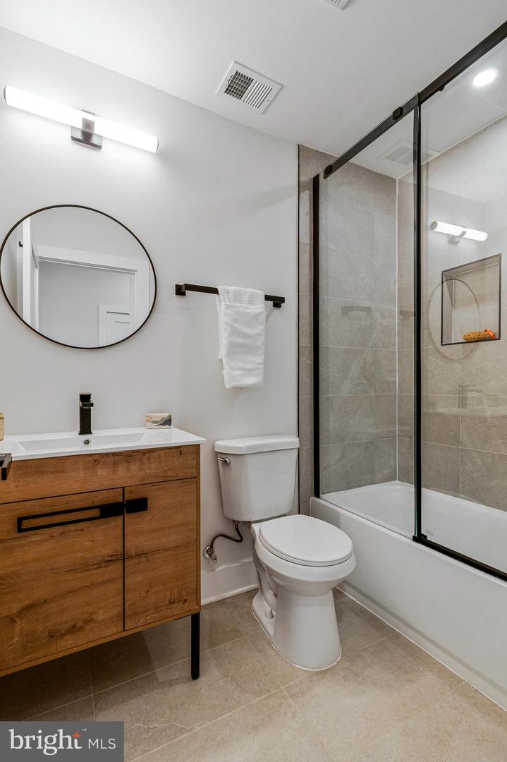 1140 17TH ST NE #2, WASHINGTON, District Of Columbia 20002, 3 Bedrooms Bedrooms, ,2 BathroomsBathrooms,Residential,For sale,1140 17TH ST NE #2,DCDC2199048 MLS # DCDC2199048