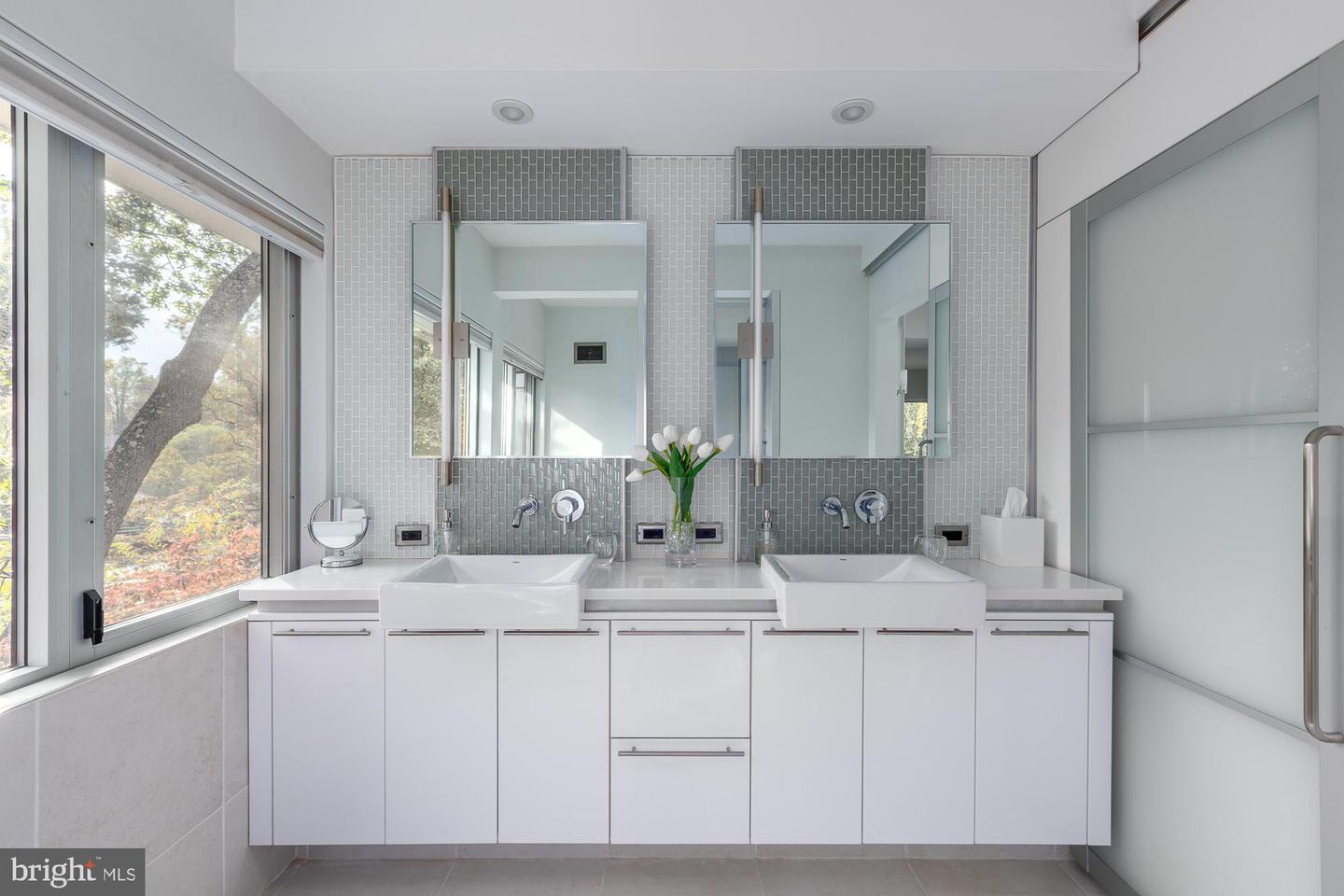2533 N RIDGEVIEW RD, ARLINGTON, Virginia 22207, 6 Bedrooms Bedrooms, ,5 BathroomsBathrooms,Residential,For sale,2533 N RIDGEVIEW RD,VAAR2055852 MLS # VAAR2055852