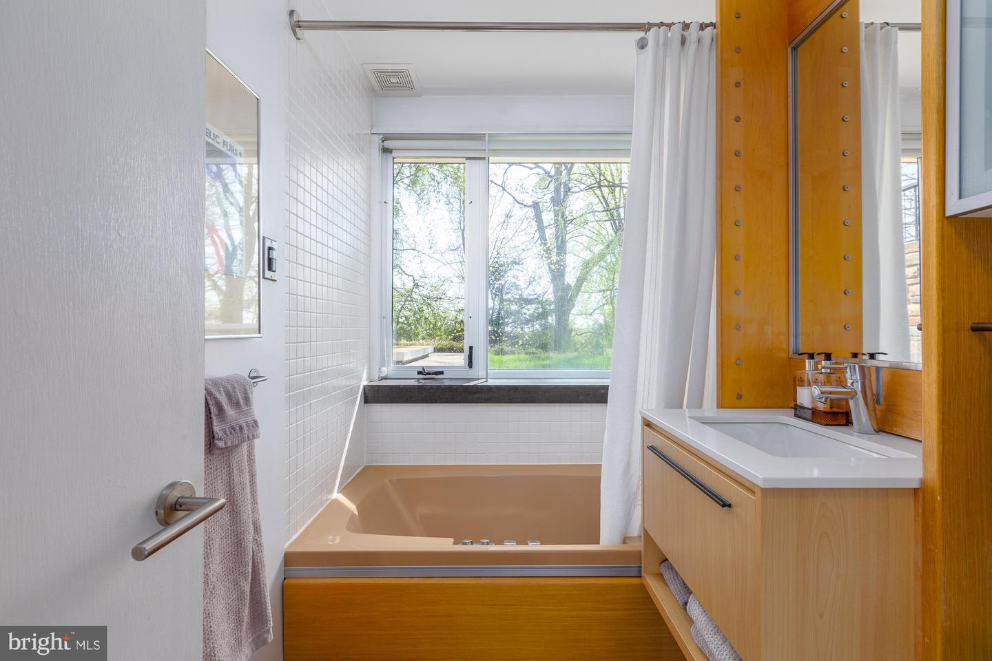 2533 N RIDGEVIEW RD, ARLINGTON, Virginia 22207, 6 Bedrooms Bedrooms, ,5 BathroomsBathrooms,Residential,For sale,2533 N RIDGEVIEW RD,VAAR2055852 MLS # VAAR2055852