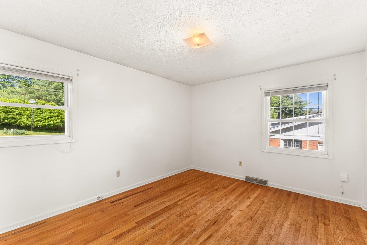 431 WEST AVE, HARRISONBURG, Virginia 22801, 3 Bedrooms Bedrooms, ,2 BathroomsBathrooms,Residential,431 WEST AVE,664100 MLS # 664100