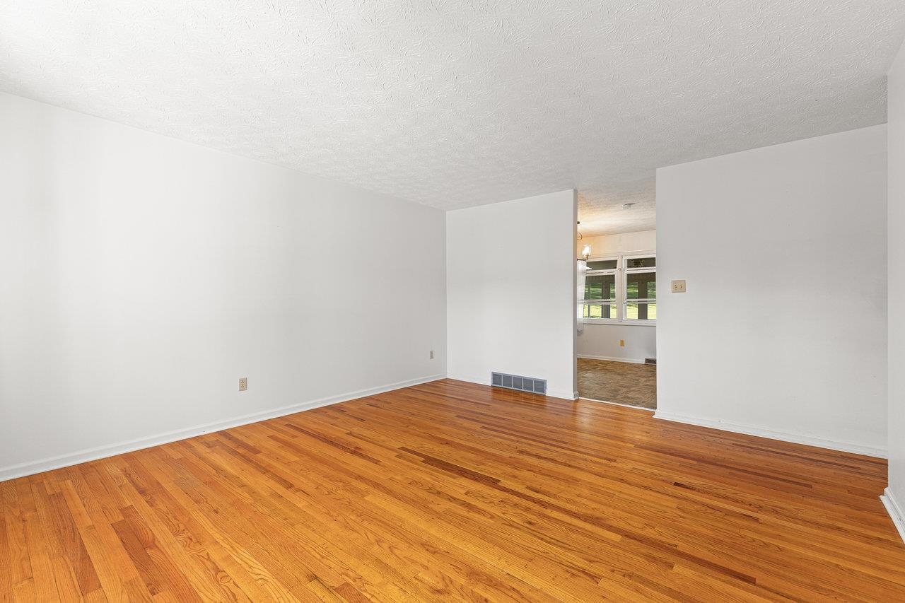 431 WEST AVE, HARRISONBURG, Virginia 22801, 3 Bedrooms Bedrooms, ,2 BathroomsBathrooms,Residential,431 WEST AVE,664100 MLS # 664100