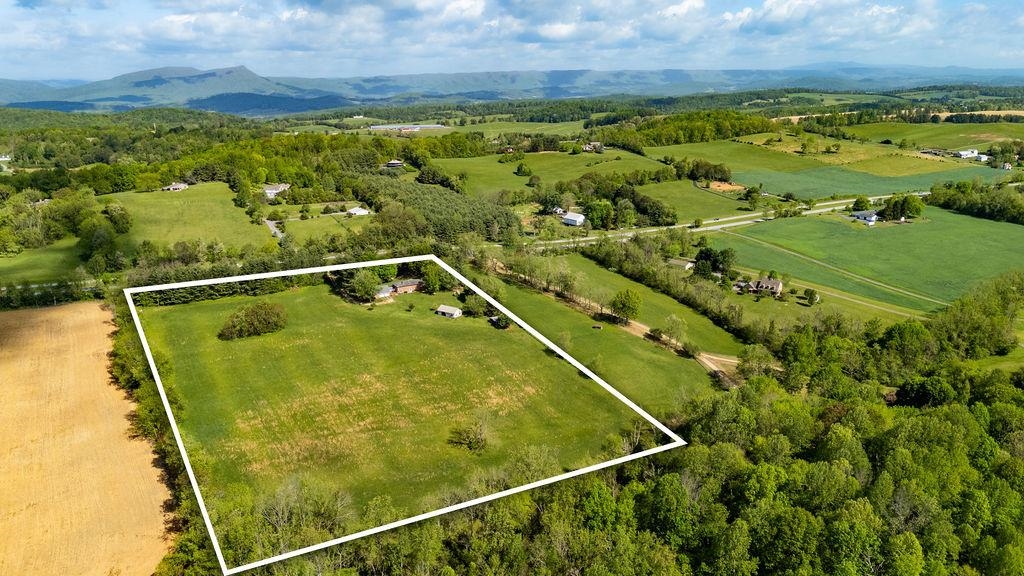 4508 N LEE HWY, FAIRFIELD, Virginia 24435, 5 Bedrooms Bedrooms, ,3 BathroomsBathrooms,Residential,4508 N LEE HWY,664116 MLS # 664116