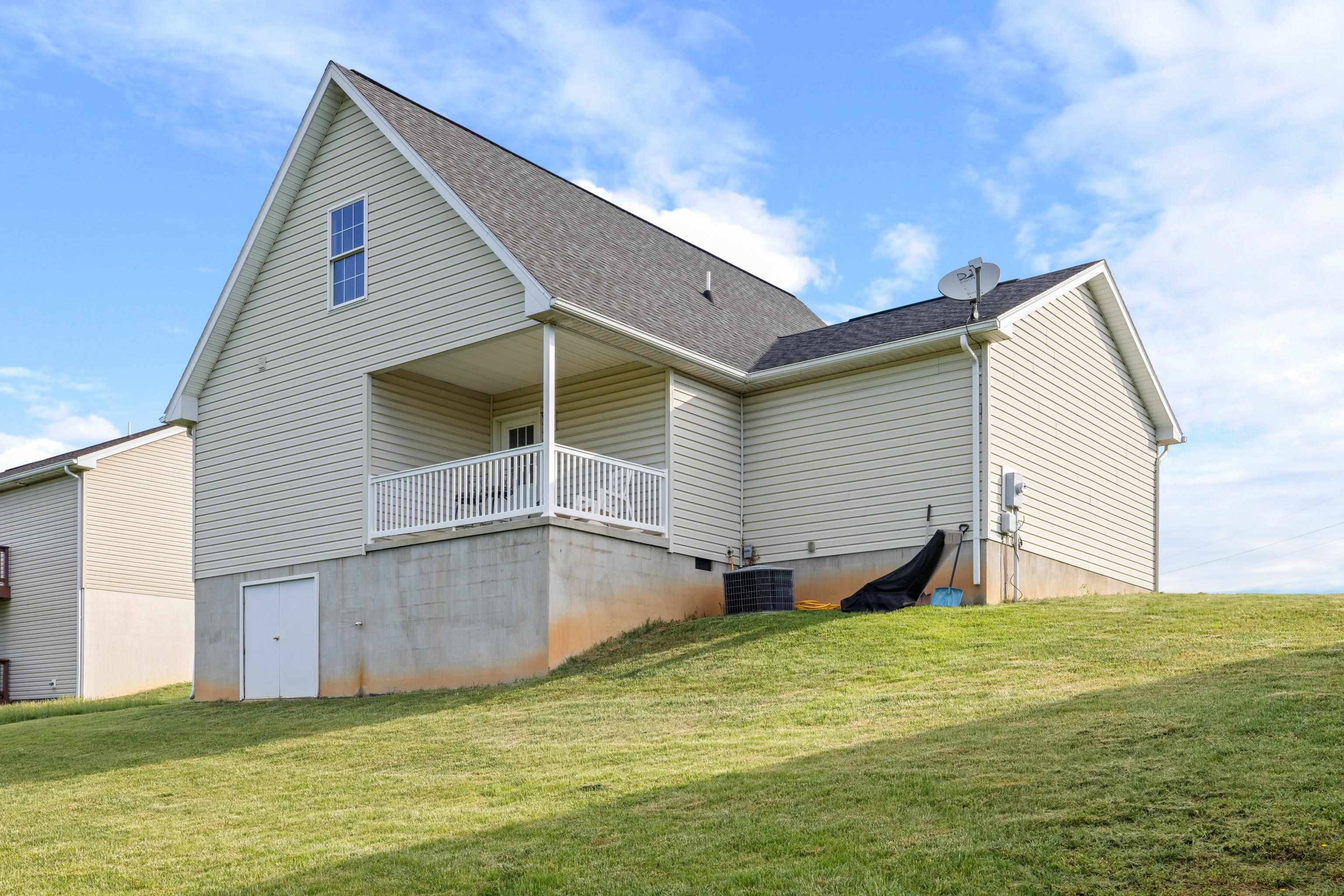 61 THOROUGHBRED CIR, LEXINGTON, Virginia 24450, 3 Bedrooms Bedrooms, ,2 BathroomsBathrooms,Residential,61 THOROUGHBRED CIR,664118 MLS # 664118