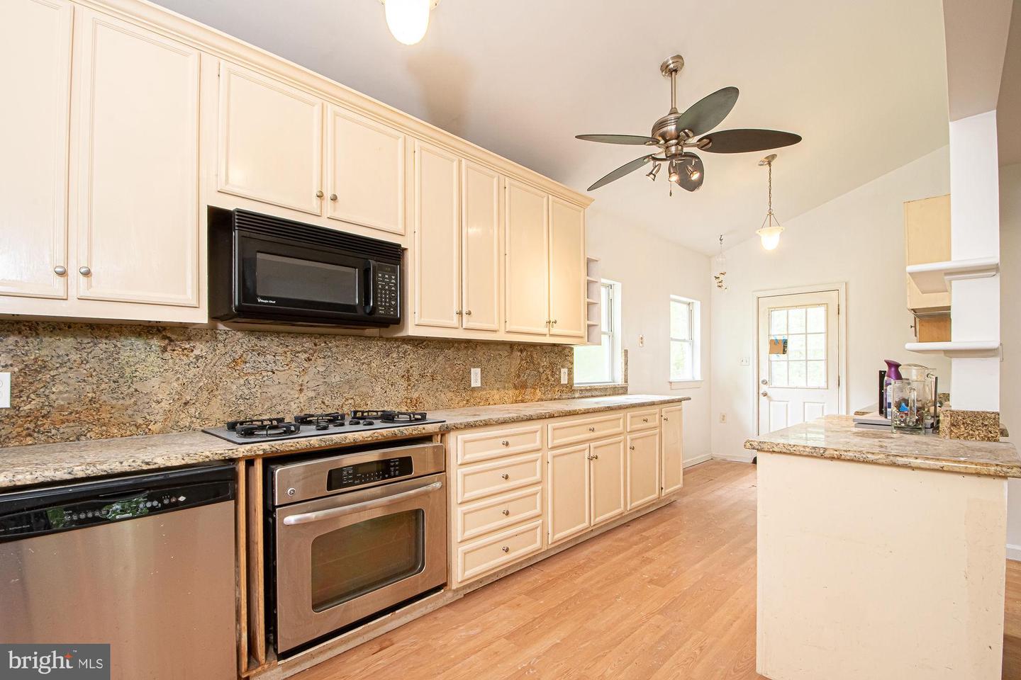 6828 RIDGEWAY DR, SPRINGFIELD, Virginia 22150, 5 Bedrooms Bedrooms, ,3 BathroomsBathrooms,Residential,For sale,6828 RIDGEWAY DR,VAFX2228080 MLS # VAFX2228080