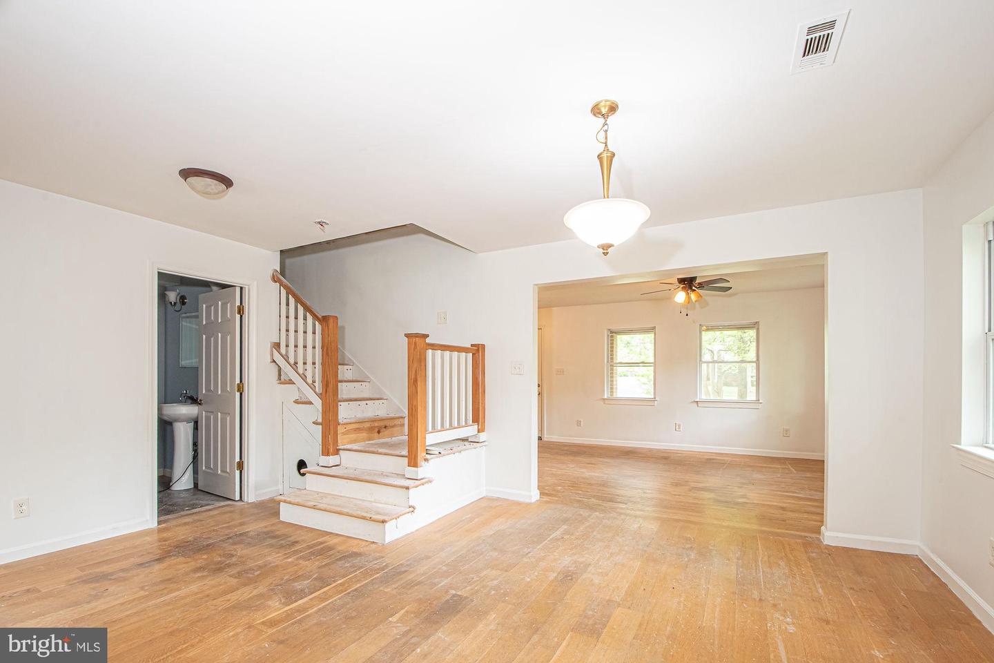 6828 RIDGEWAY DR, SPRINGFIELD, Virginia 22150, 5 Bedrooms Bedrooms, ,3 BathroomsBathrooms,Residential,For sale,6828 RIDGEWAY DR,VAFX2228080 MLS # VAFX2228080