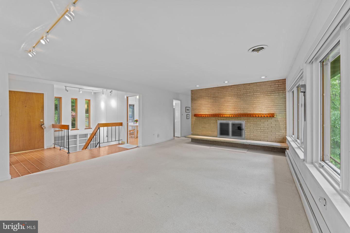 10905 CROSSVIEW DR, GREAT FALLS, Virginia 22066, 3 Bedrooms Bedrooms, ,2 BathroomsBathrooms,Residential,For sale,10905 CROSSVIEW DR,VAFX2229034 MLS # VAFX2229034