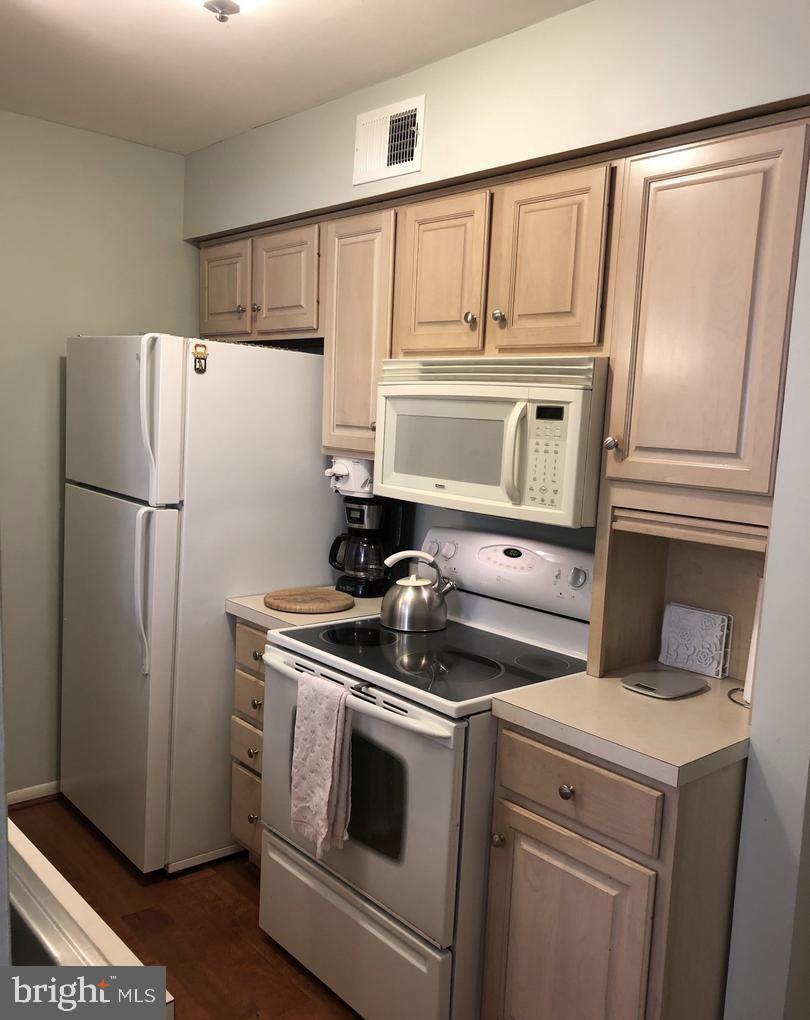 5814 ROYAL RIDGE DR #Q, SPRINGFIELD, Virginia 22152, 2 Bedrooms Bedrooms, ,1 BathroomBathrooms,Residential,For sale,5814 ROYAL RIDGE DR #Q,VAFX2237174 MLS # VAFX2237174