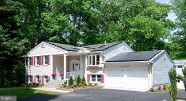 7824 CARRLEIGH PKWY, SPRINGFIELD, Virginia 22152, 5 Bedrooms Bedrooms, 10 Rooms Rooms,3 BathroomsBathrooms,Residential,For sale,7824 CARRLEIGH PKWY,VAFX2238394 MLS # VAFX2238394