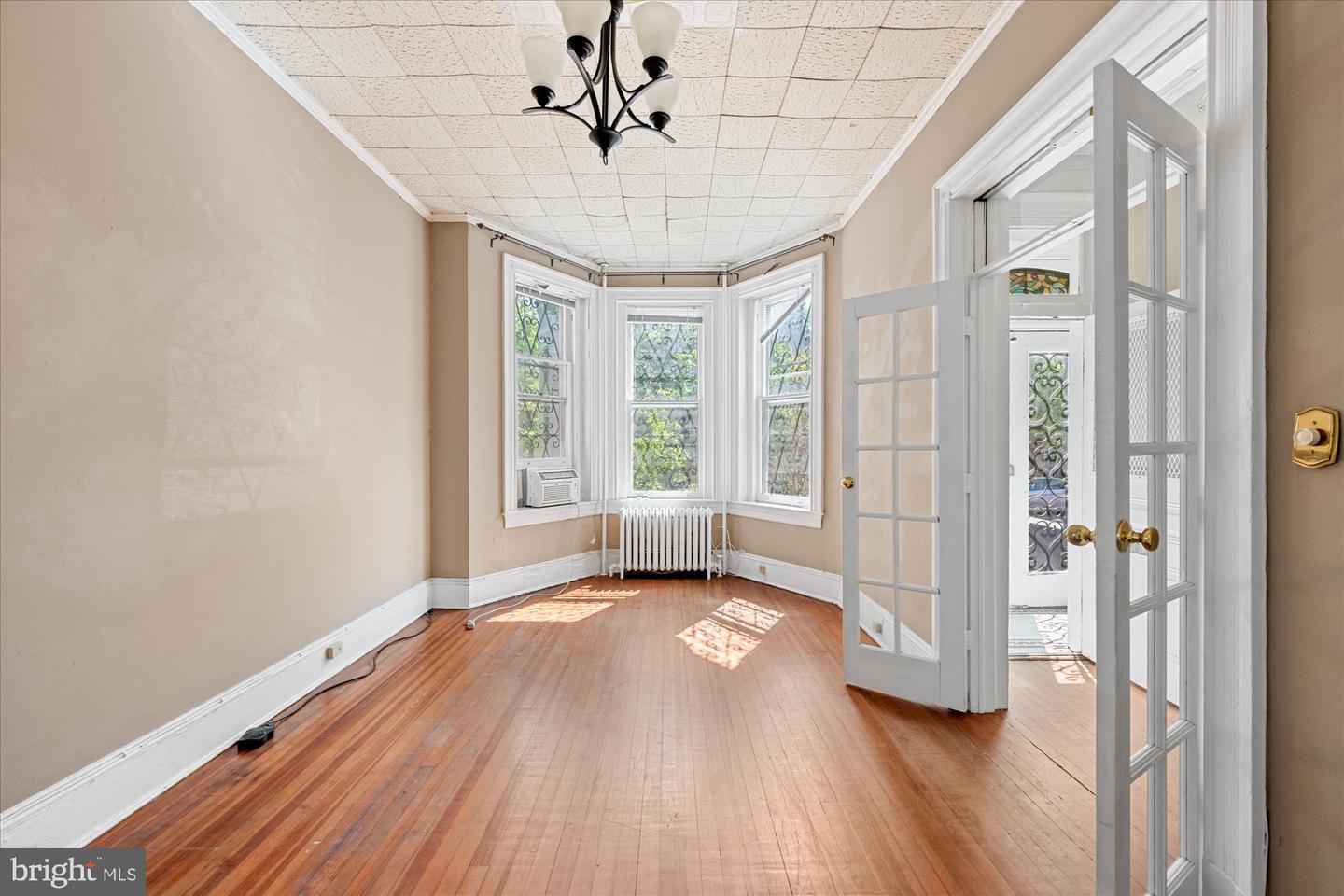 14 10TH ST NE, WASHINGTON, District Of Columbia 20002, 5 Bedrooms Bedrooms, ,3 BathroomsBathrooms,Residential,For sale,14 10TH ST NE,DCDC2185560 MLS # DCDC2185560