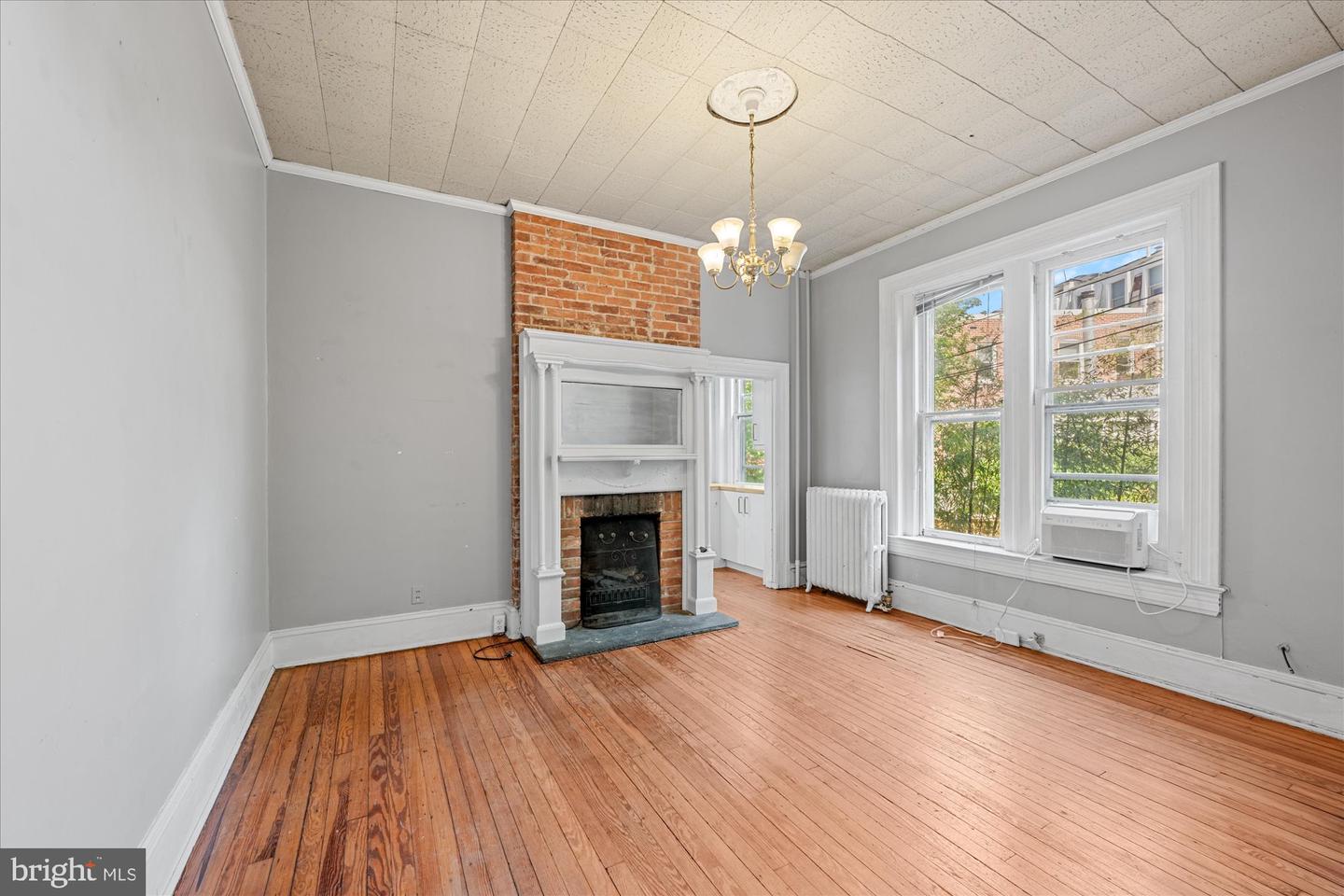 14 10TH ST NE, WASHINGTON, District Of Columbia 20002, 5 Bedrooms Bedrooms, ,3 BathroomsBathrooms,Residential,For sale,14 10TH ST NE,DCDC2185560 MLS # DCDC2185560