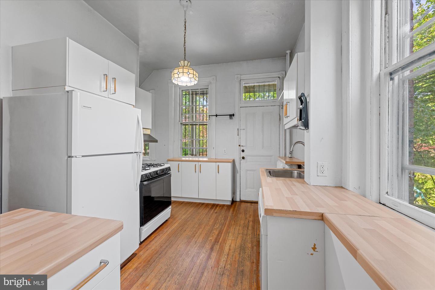 14 10TH ST NE, WASHINGTON, District Of Columbia 20002, 5 Bedrooms Bedrooms, ,3 BathroomsBathrooms,Residential,For sale,14 10TH ST NE,DCDC2185560 MLS # DCDC2185560