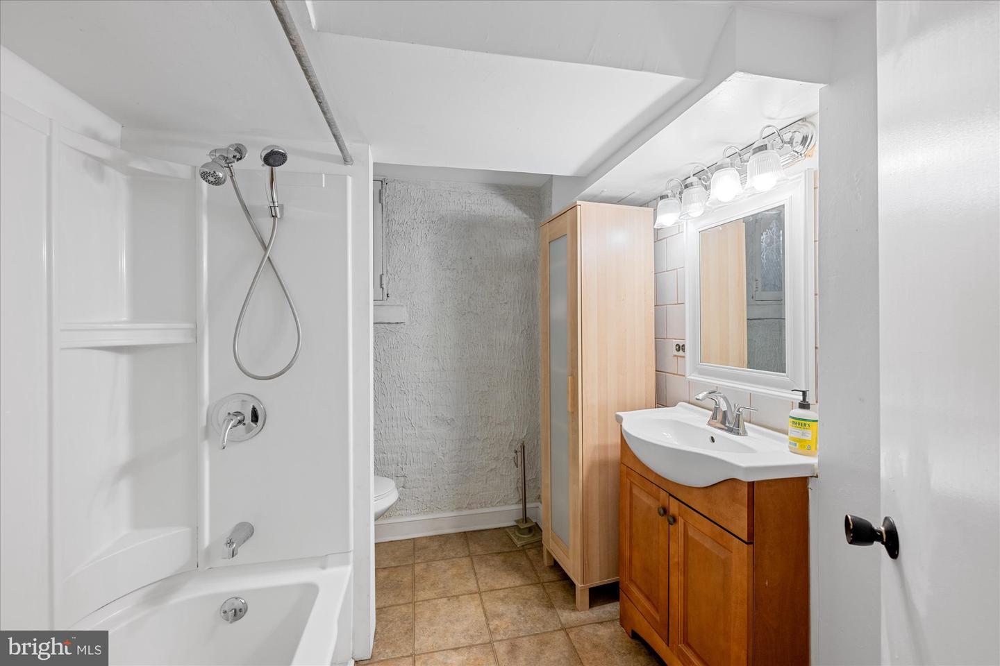14 10TH ST NE, WASHINGTON, District Of Columbia 20002, 5 Bedrooms Bedrooms, ,3 BathroomsBathrooms,Residential,For sale,14 10TH ST NE,DCDC2185560 MLS # DCDC2185560