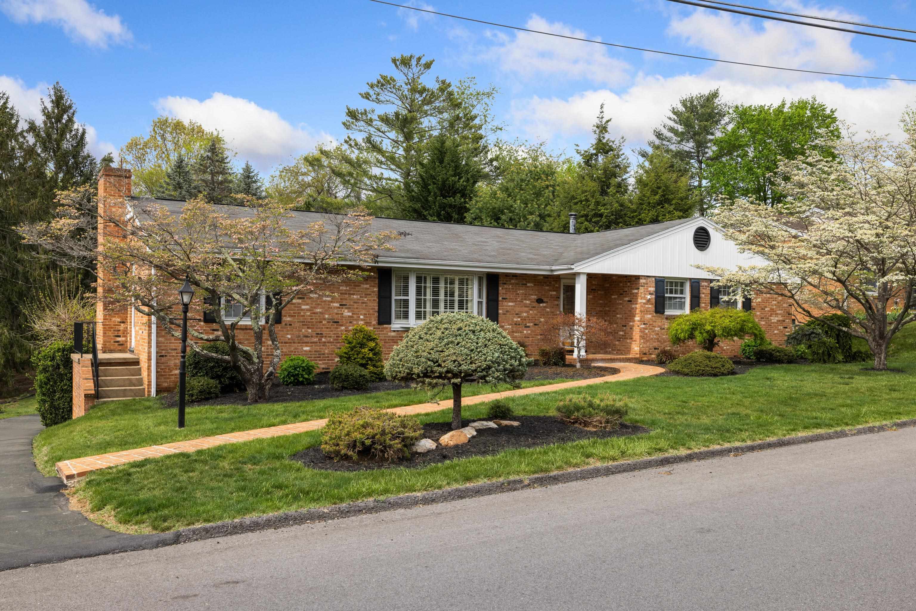 407 CARDINAL ST, STAUNTON, Virginia 24401, 3 Bedrooms Bedrooms, ,2 BathroomsBathrooms,Residential,MOVE-IN READY,407 CARDINAL ST,663650 MLS # 663650