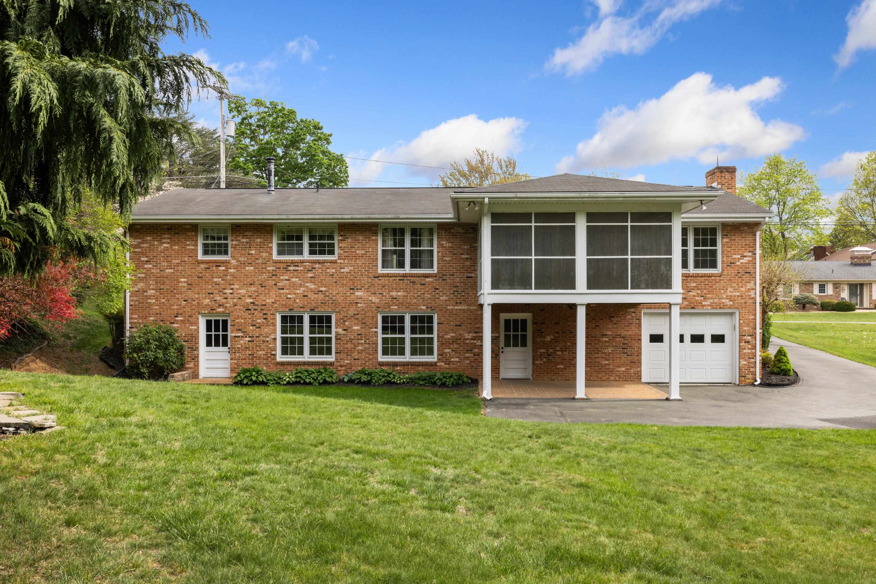 407 CARDINAL ST, STAUNTON, Virginia 24401, 3 Bedrooms Bedrooms, ,2 BathroomsBathrooms,Residential,MOVE-IN READY,407 CARDINAL ST,663650 MLS # 663650