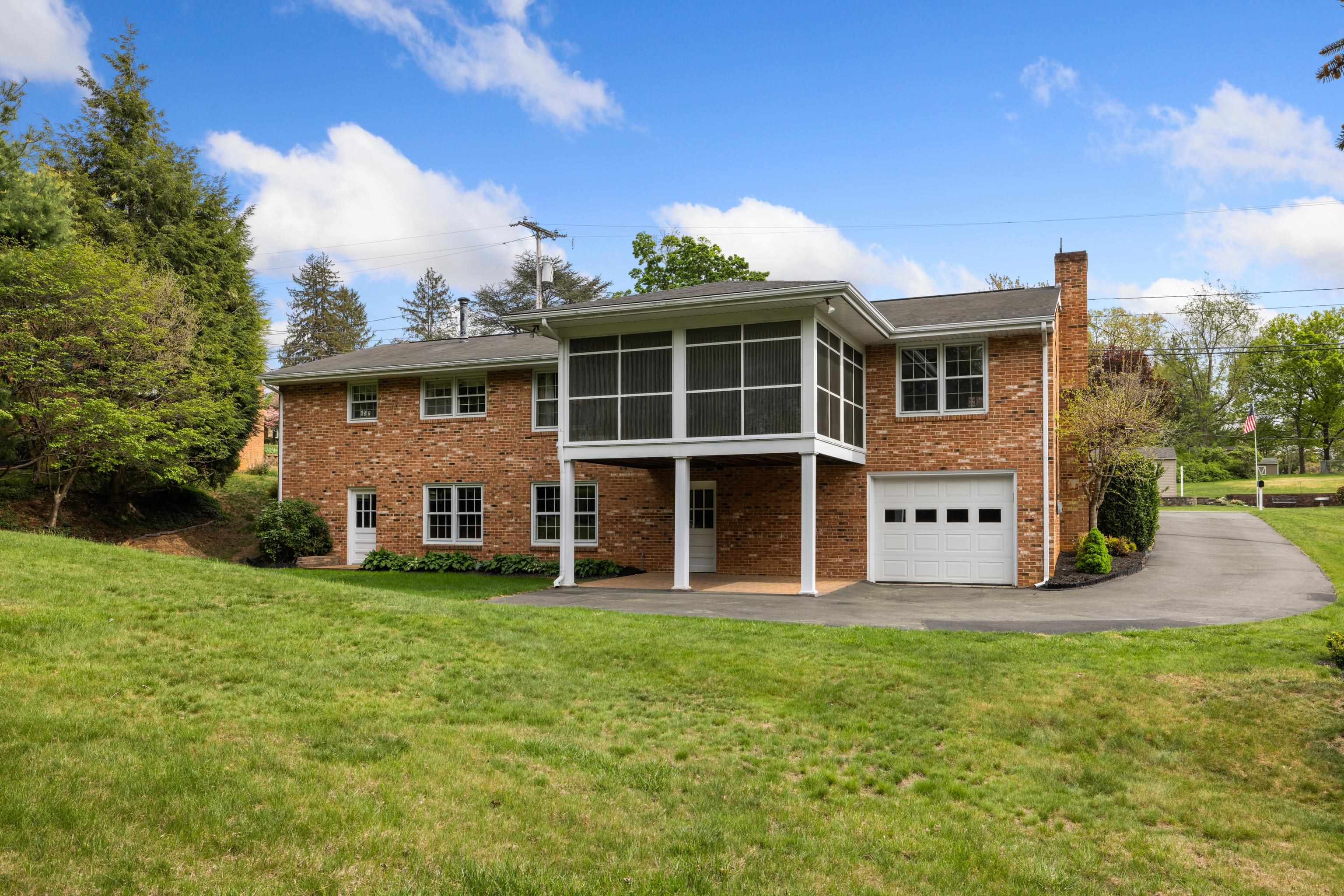 407 CARDINAL ST, STAUNTON, Virginia 24401, 3 Bedrooms Bedrooms, ,2 BathroomsBathrooms,Residential,MOVE-IN READY,407 CARDINAL ST,663650 MLS # 663650