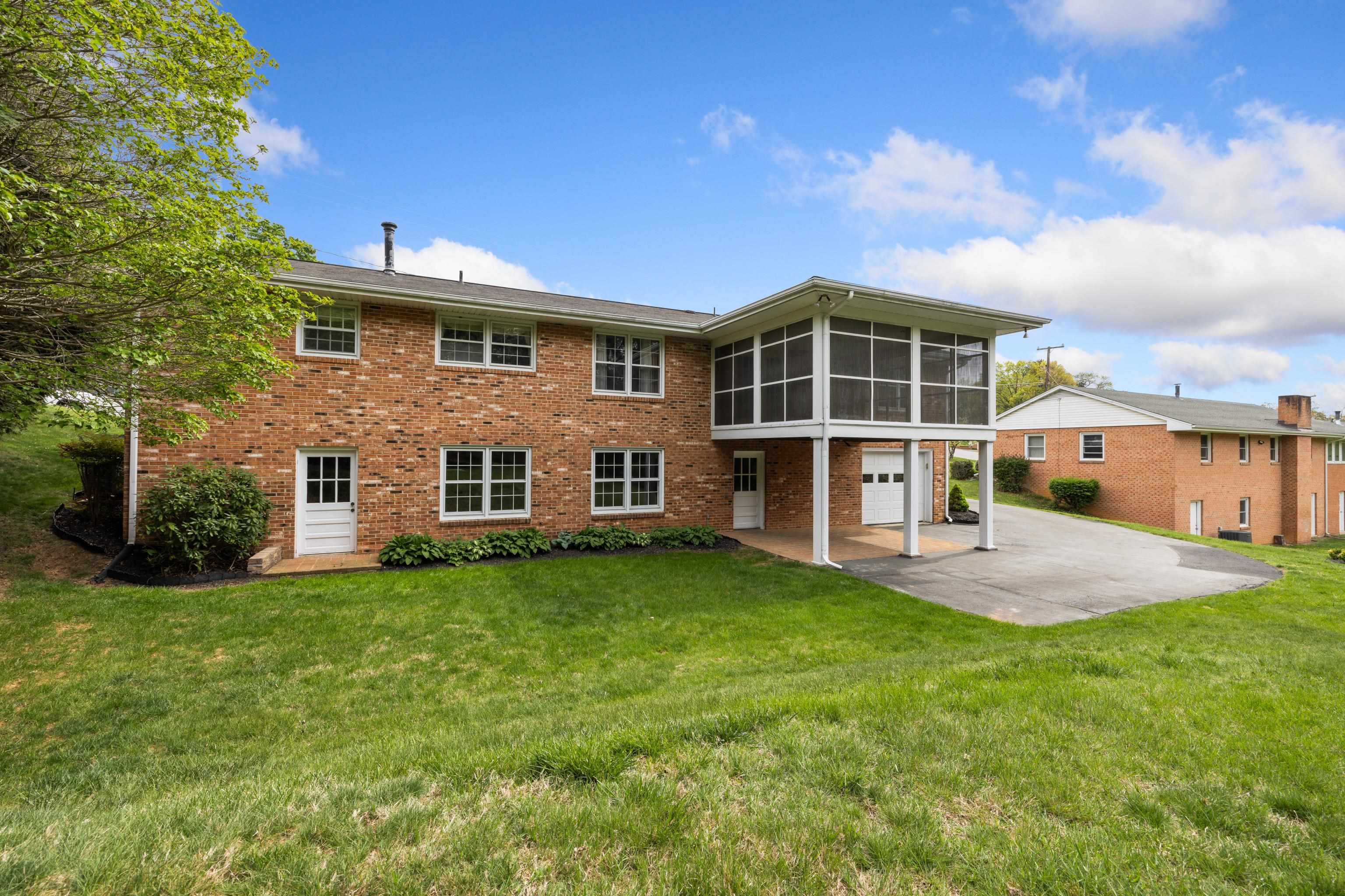 407 CARDINAL ST, STAUNTON, Virginia 24401, 3 Bedrooms Bedrooms, ,2 BathroomsBathrooms,Residential,MOVE-IN READY,407 CARDINAL ST,663650 MLS # 663650