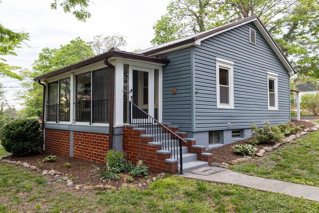 837 FABER AVE, WAYNESBORO, Virginia 22980, 2 Bedrooms Bedrooms, ,1 BathroomBathrooms,Residential,From Afton M, R on N Delphine, R on Faber, propert,837 FABER AVE,664181 MLS # 664181