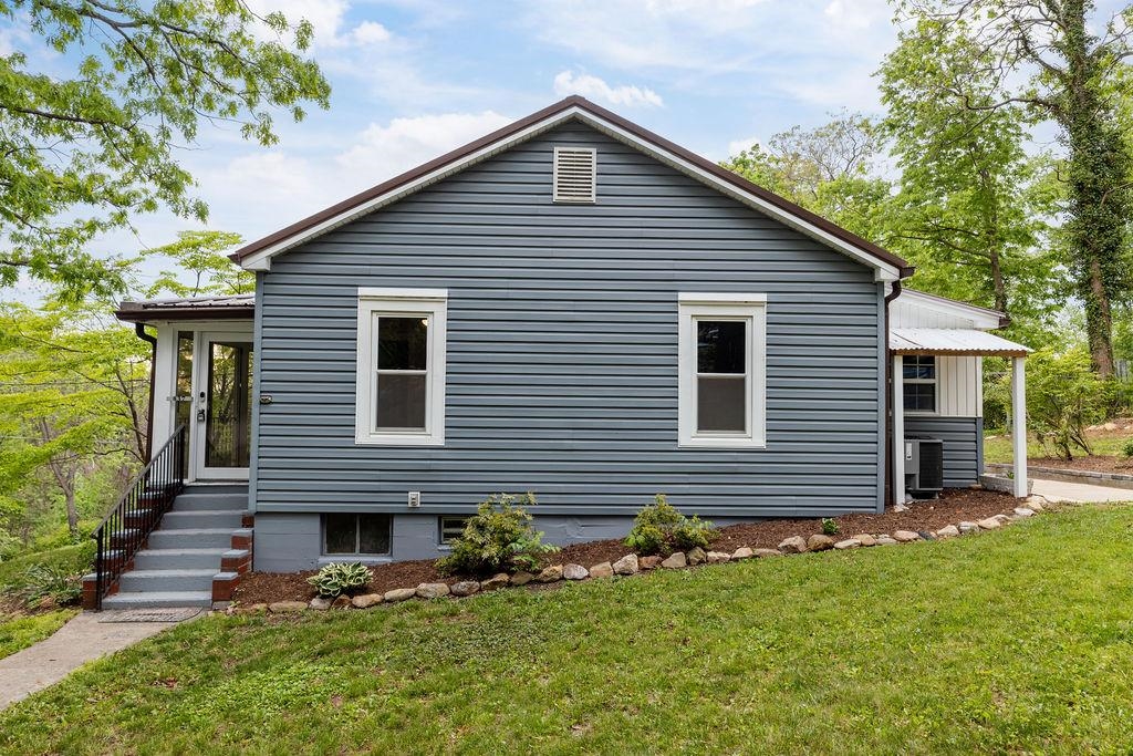837 FABER AVE, WAYNESBORO, Virginia 22980, 2 Bedrooms Bedrooms, ,1 BathroomBathrooms,Residential,From Afton M, R on N Delphine, R on Faber, propert,837 FABER AVE,664181 MLS # 664181