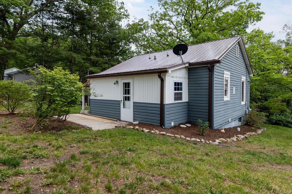 837 FABER AVE, WAYNESBORO, Virginia 22980, 2 Bedrooms Bedrooms, ,1 BathroomBathrooms,Residential,From Afton M, R on N Delphine, R on Faber, propert,837 FABER AVE,664181 MLS # 664181