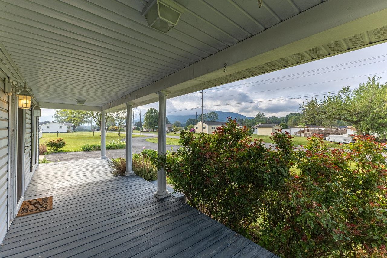 1066 HONEYVILLE RD, STANLEY, Virginia 22851, 3 Bedrooms Bedrooms, ,2 BathroomsBathrooms,Residential,1066 HONEYVILLE RD,664217 MLS # 664217