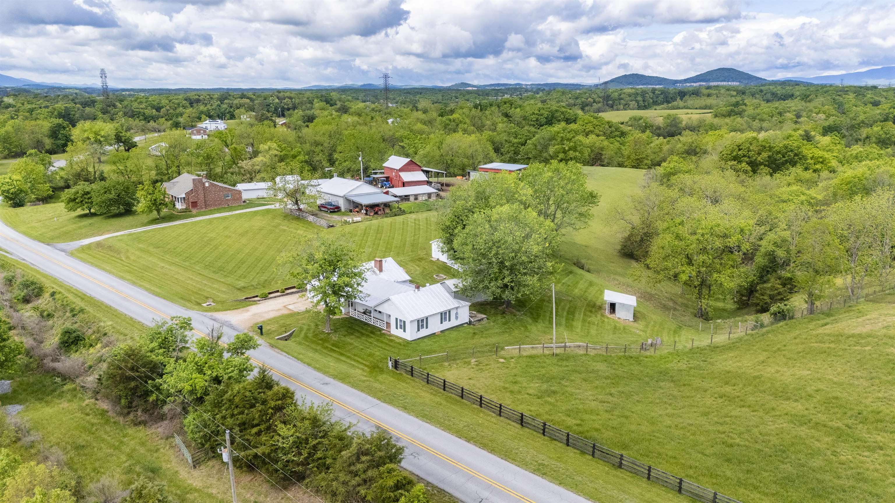 946 BALSLEY RD, STAUNTON, Virginia 24401, 2 Bedrooms Bedrooms, ,2 BathroomsBathrooms,Residential,946 BALSLEY RD,664223 MLS # 664223