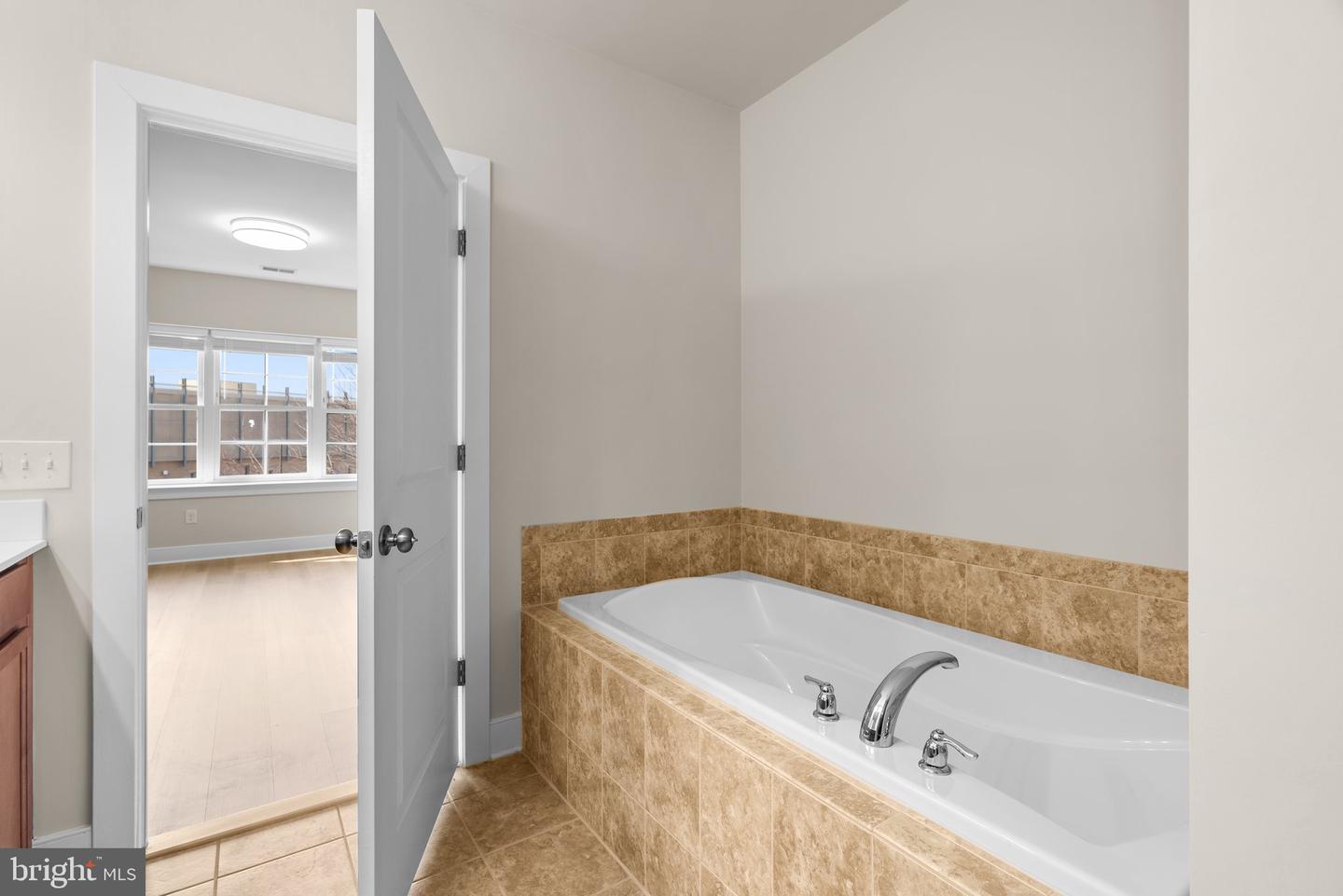 9521 BASTILLE ST #201, FAIRFAX, Virginia 22031, 2 Bedrooms Bedrooms, ,2 BathroomsBathrooms,Residential,For sale,9521 BASTILLE ST #201,VAFX2230572 MLS # VAFX2230572
