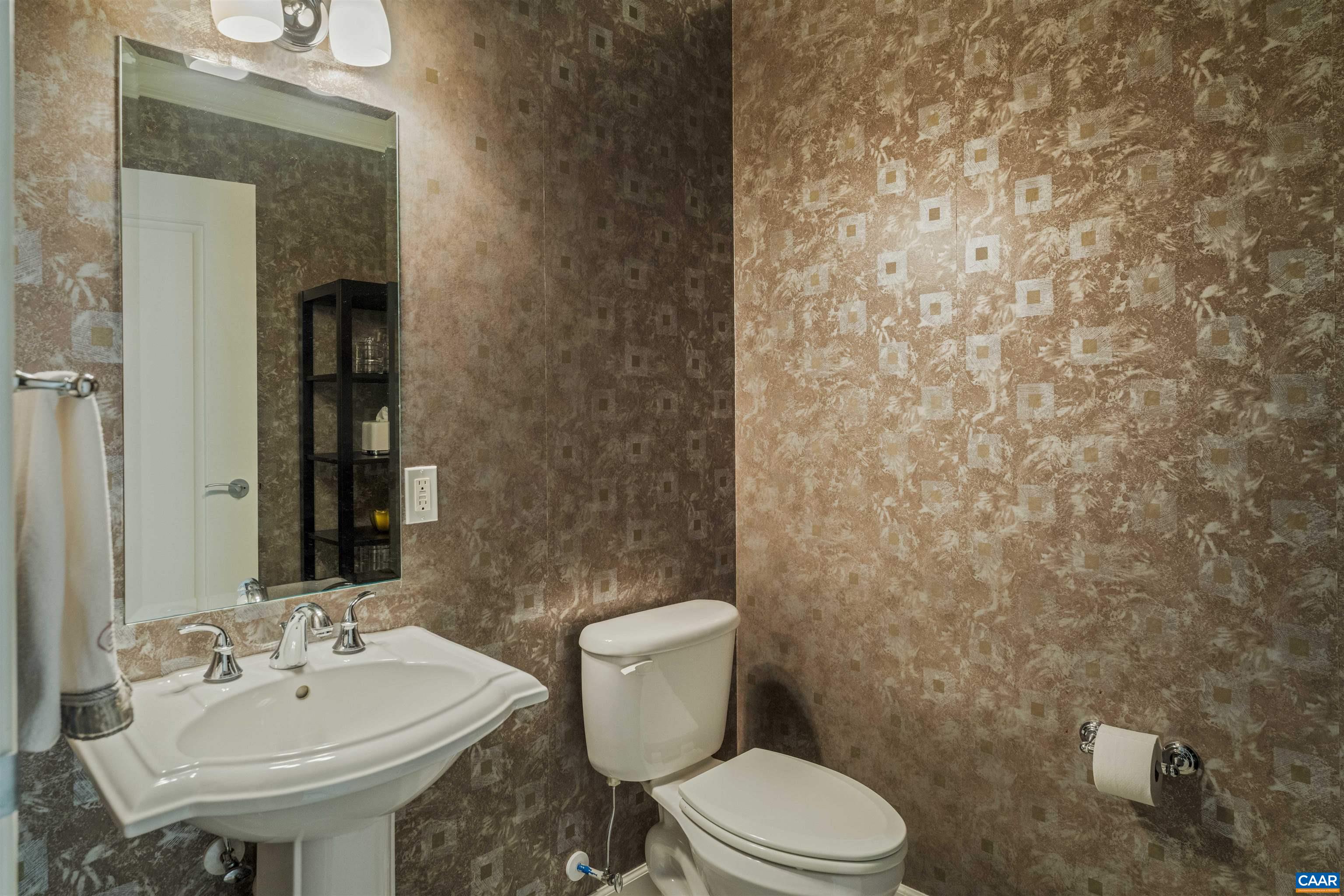 112 SE 5TH ST, CHARLOTTESVILLE, Virginia 22902, 2 Bedrooms Bedrooms, ,2 BathroomsBathrooms,Residential,HOLSINGER PENTHOUSE,112 SE 5TH ST,664121 MLS # 664121