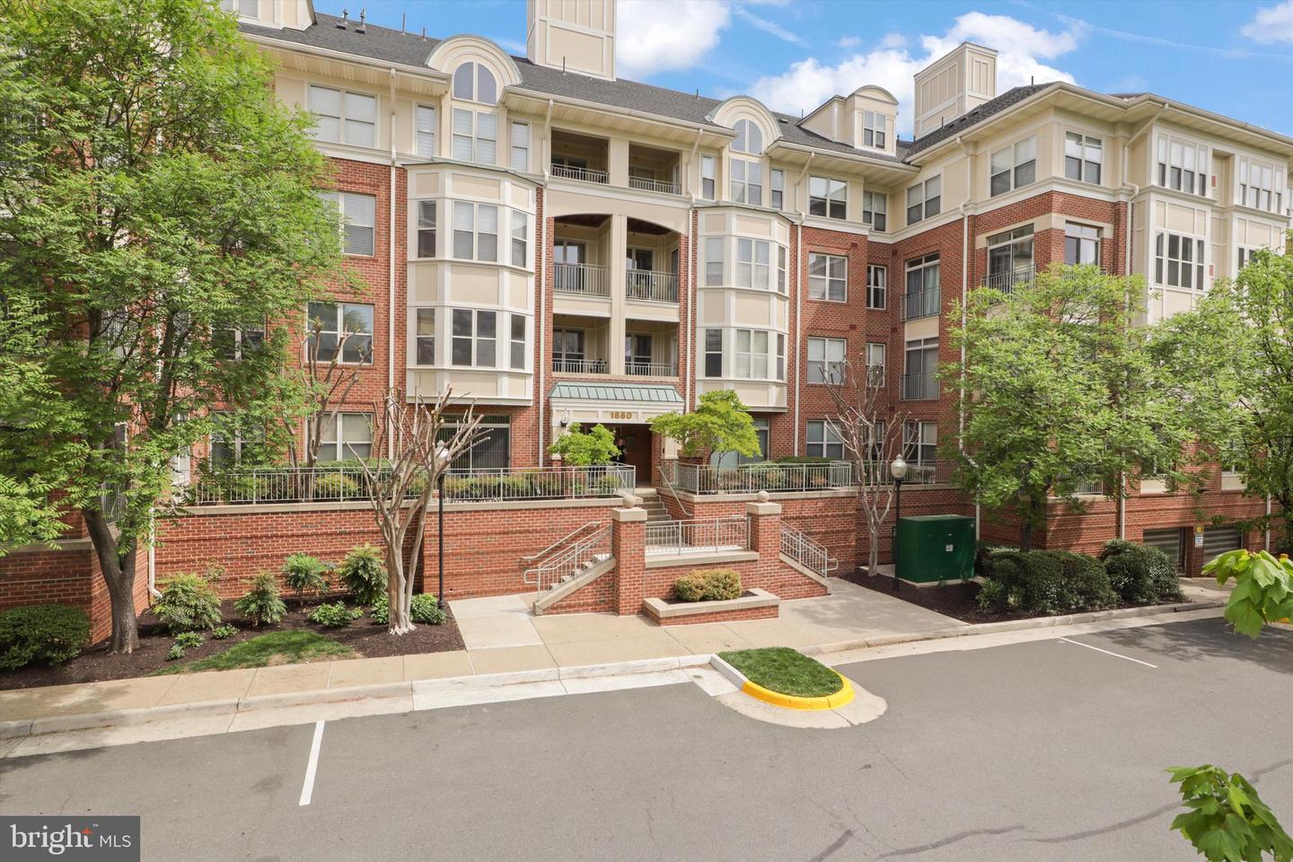 1860 STRATFORD PARK PL #202, RESTON, Virginia 20190, 2 Bedrooms Bedrooms, ,2 BathroomsBathrooms,Residential,For sale,1860 STRATFORD PARK PL #202,VAFX2234030 MLS # VAFX2234030