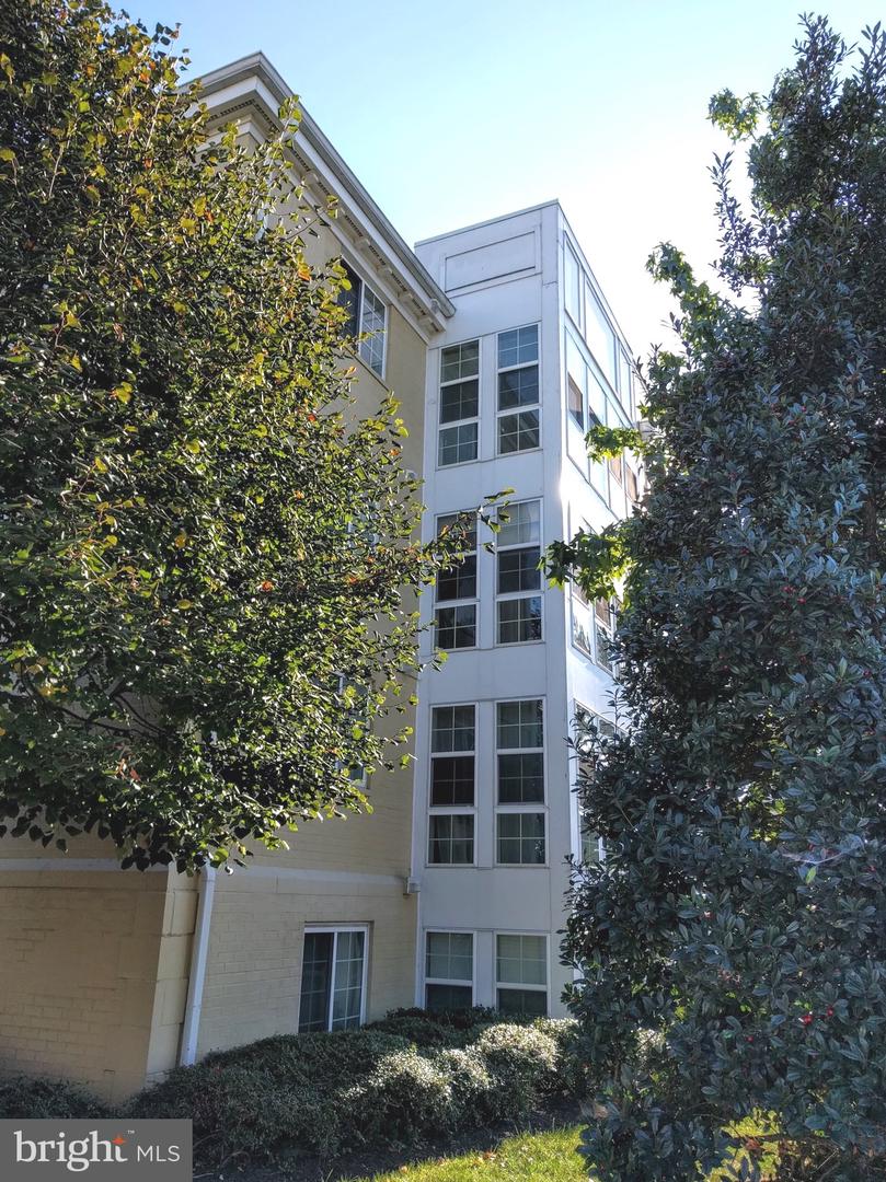 4079 S FOUR MILE RUN DR S #403, ARLINGTON, Virginia 22204, 2 Bedrooms Bedrooms, ,1 BathroomBathrooms,Residential,For sale,4079 S FOUR MILE RUN DR S #403,VAAR2056044 MLS # VAAR2056044