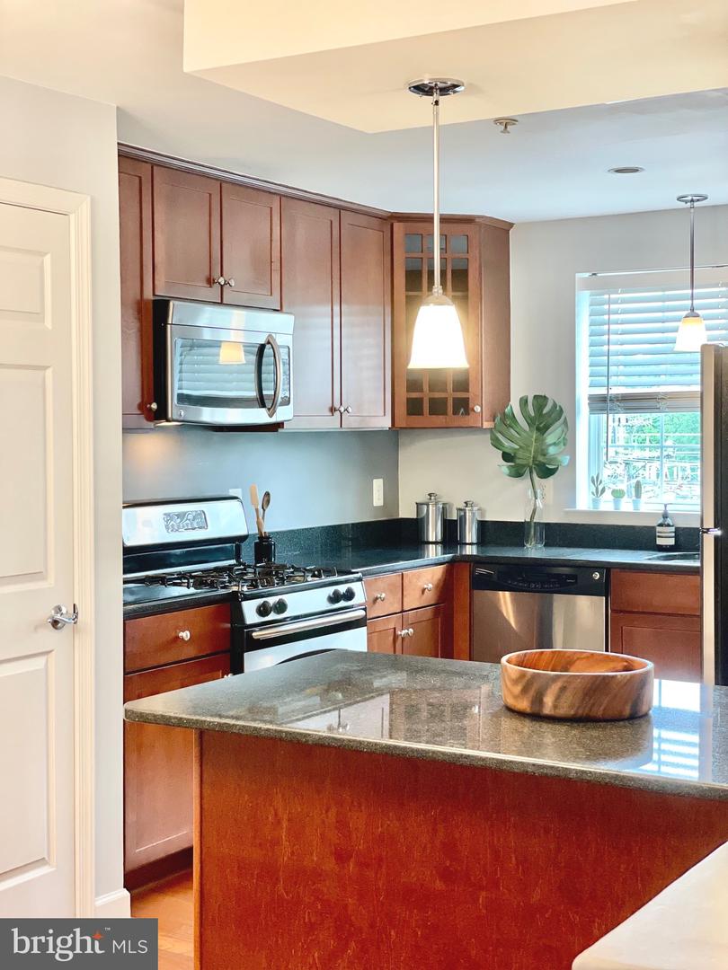 4079 S FOUR MILE RUN DR S #403, ARLINGTON, Virginia 22204, 2 Bedrooms Bedrooms, ,1 BathroomBathrooms,Residential,For sale,4079 S FOUR MILE RUN DR S #403,VAAR2056044 MLS # VAAR2056044