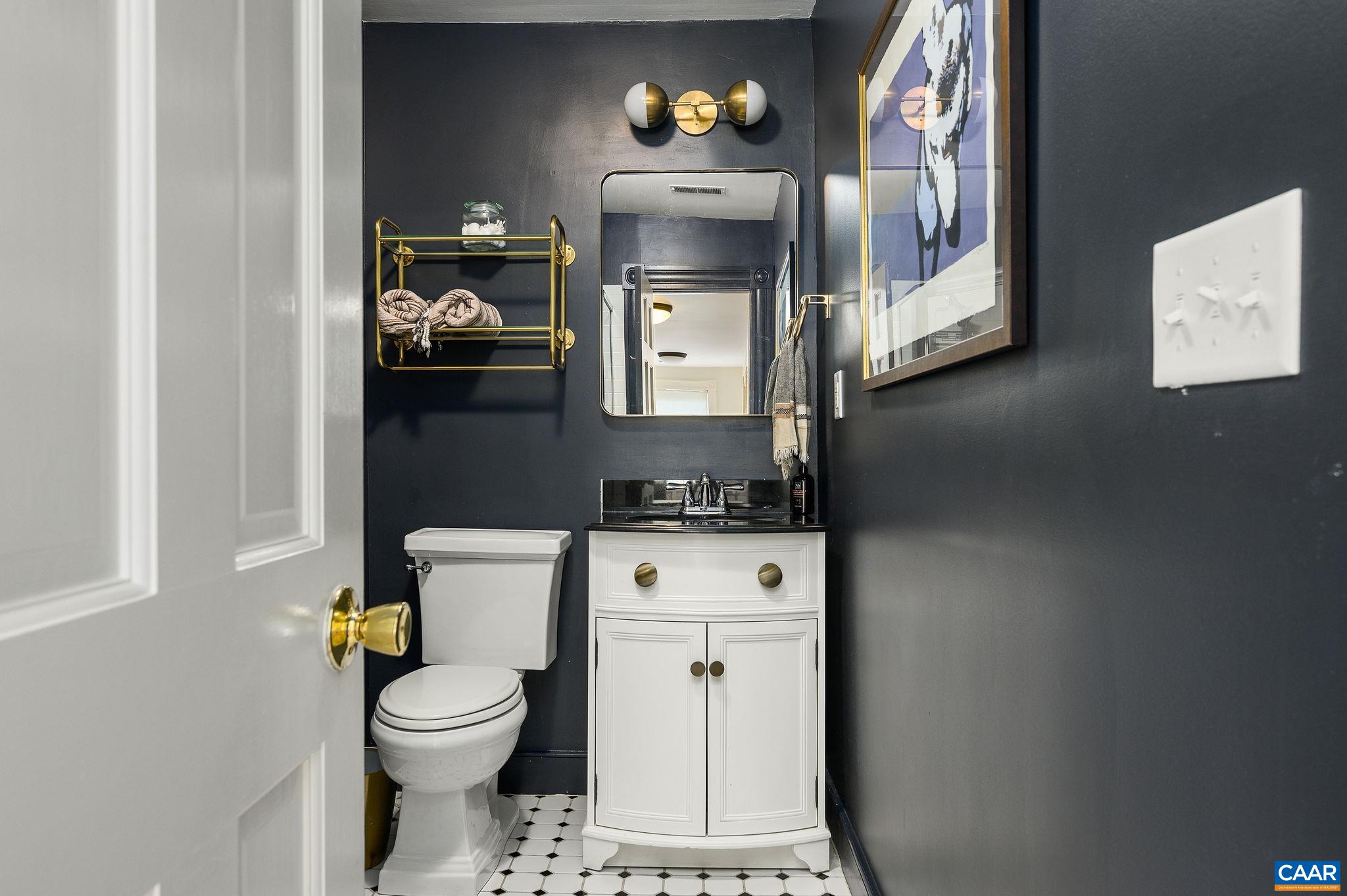 Full bath on the hall
