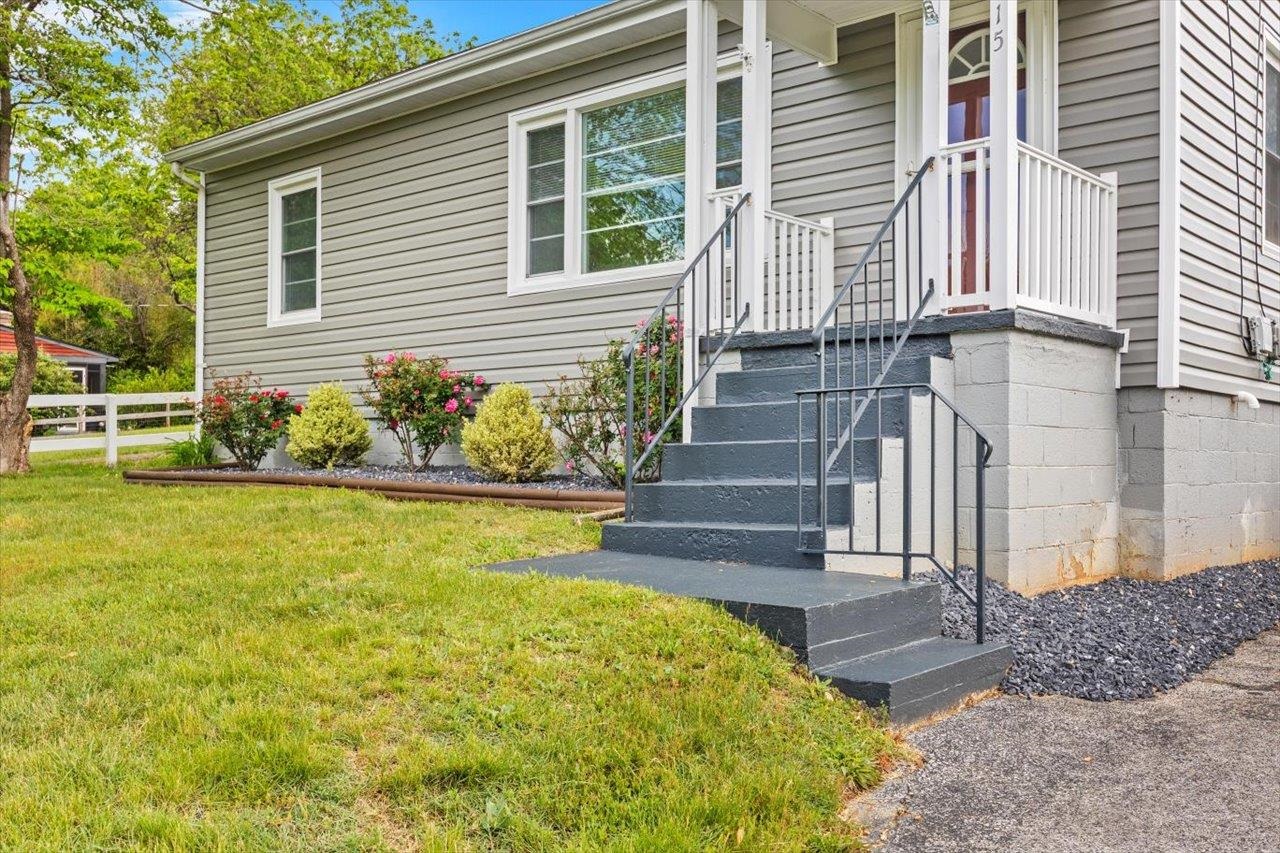 215 FRASER LN, STAUNTON, Virginia 24401, 3 Bedrooms Bedrooms, ,2 BathroomsBathrooms,Residential,215 FRASER LN,664264 MLS # 664264