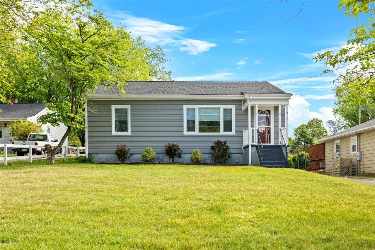 215 FRASER LN, STAUNTON, Virginia 24401, 3 Bedrooms Bedrooms, ,2 BathroomsBathrooms,Residential,215 FRASER LN,664264 MLS # 664264