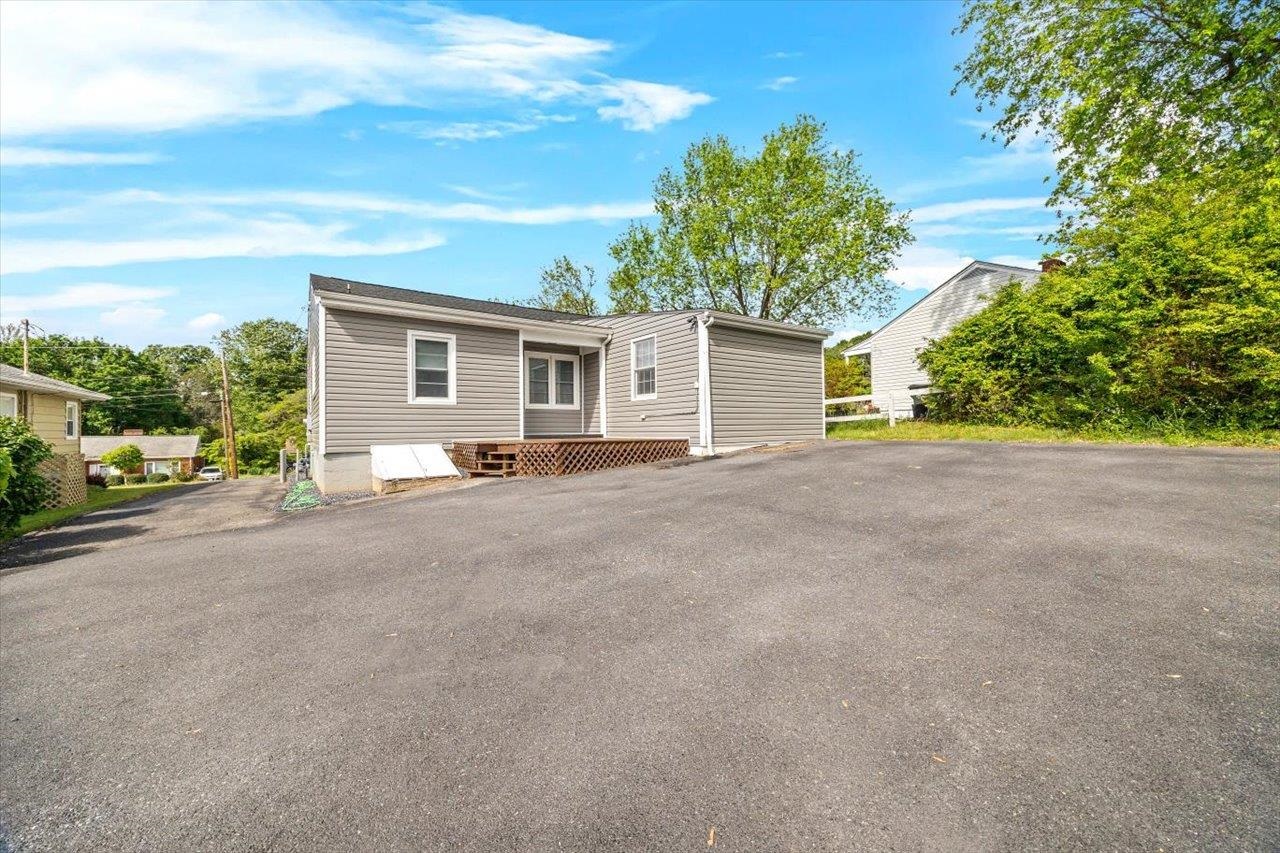 215 FRASER LN, STAUNTON, Virginia 24401, 3 Bedrooms Bedrooms, ,2 BathroomsBathrooms,Residential,215 FRASER LN,664264 MLS # 664264