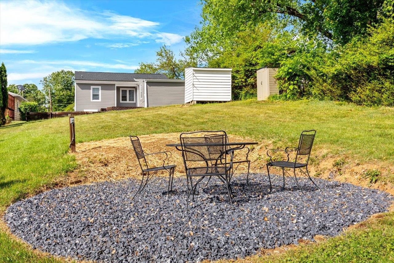 215 FRASER LN, STAUNTON, Virginia 24401, 3 Bedrooms Bedrooms, ,2 BathroomsBathrooms,Residential,215 FRASER LN,664264 MLS # 664264