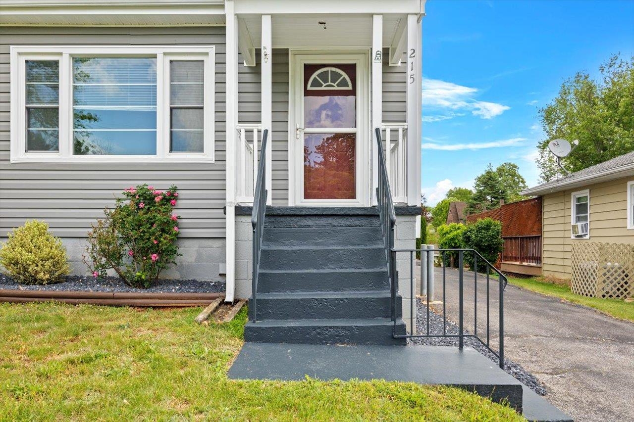 215 FRASER LN, STAUNTON, Virginia 24401, 3 Bedrooms Bedrooms, ,2 BathroomsBathrooms,Residential,215 FRASER LN,664264 MLS # 664264