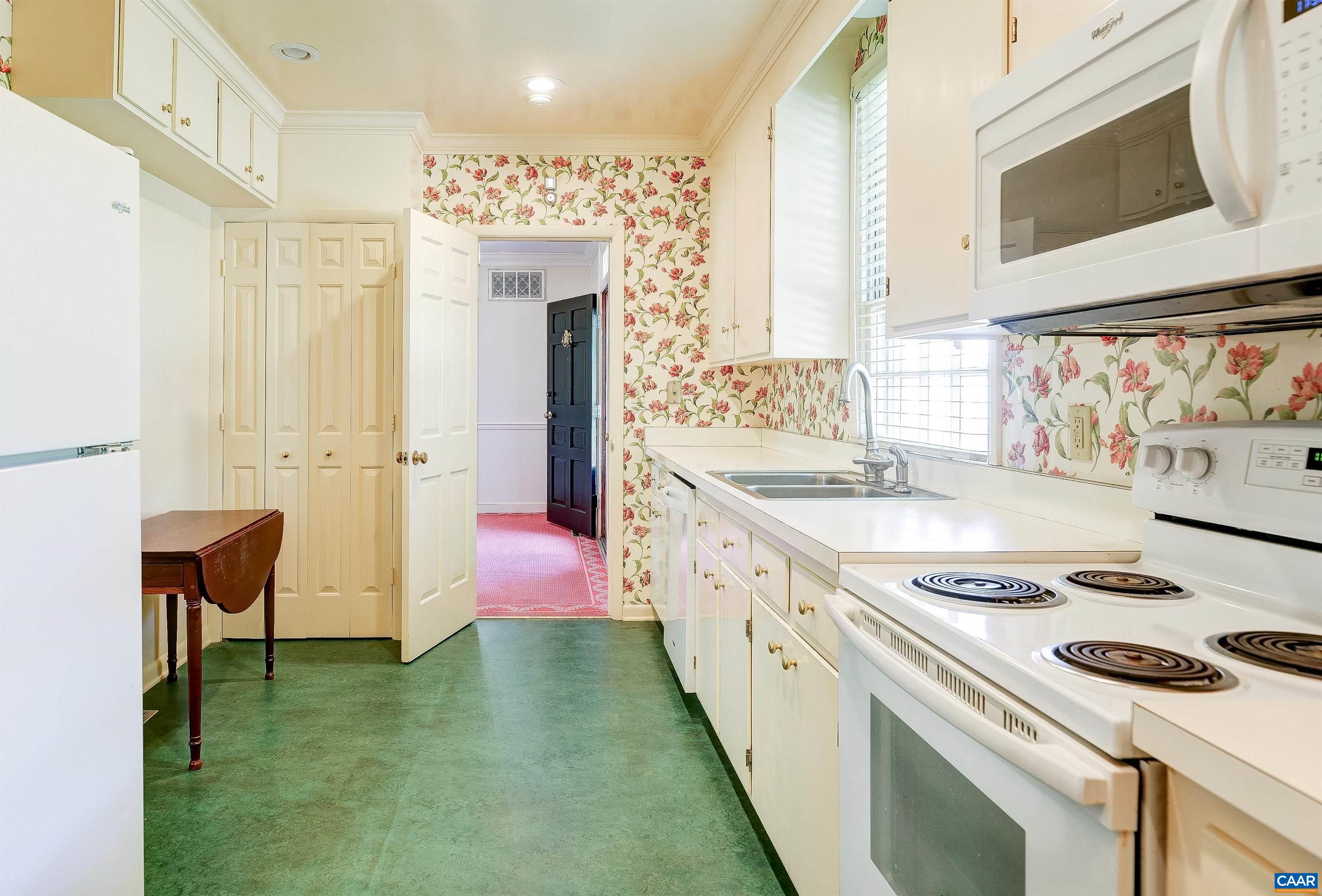 14 EDNAM VILLAGE ST, CHARLOTTESVILLE, Virginia 22903, 2 Bedrooms Bedrooms, ,2 BathroomsBathrooms,Residential,14 EDNAM VILLAGE ST,664271 MLS # 664271