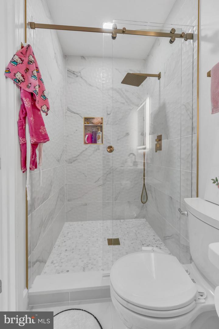 17000 THOUSAND OAKS DR, HAYMARKET, Virginia 20169, 6 Bedrooms Bedrooms, ,6 BathroomsBathrooms,Residential,For sale,17000 THOUSAND OAKS DR,VAPW2093164 MLS # VAPW2093164