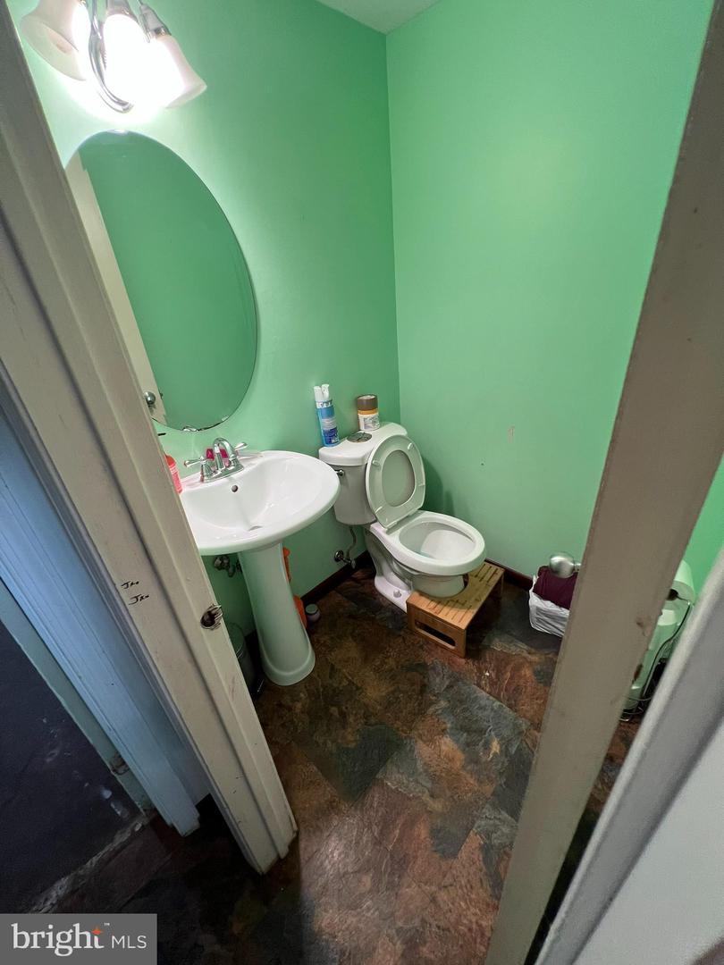 322 LEWIS ST NW, VIENNA, Virginia 22180, 4 Bedrooms Bedrooms, ,2 BathroomsBathrooms,Residential,For sale,322 LEWIS ST NW,VAFX2237184 MLS # VAFX2237184