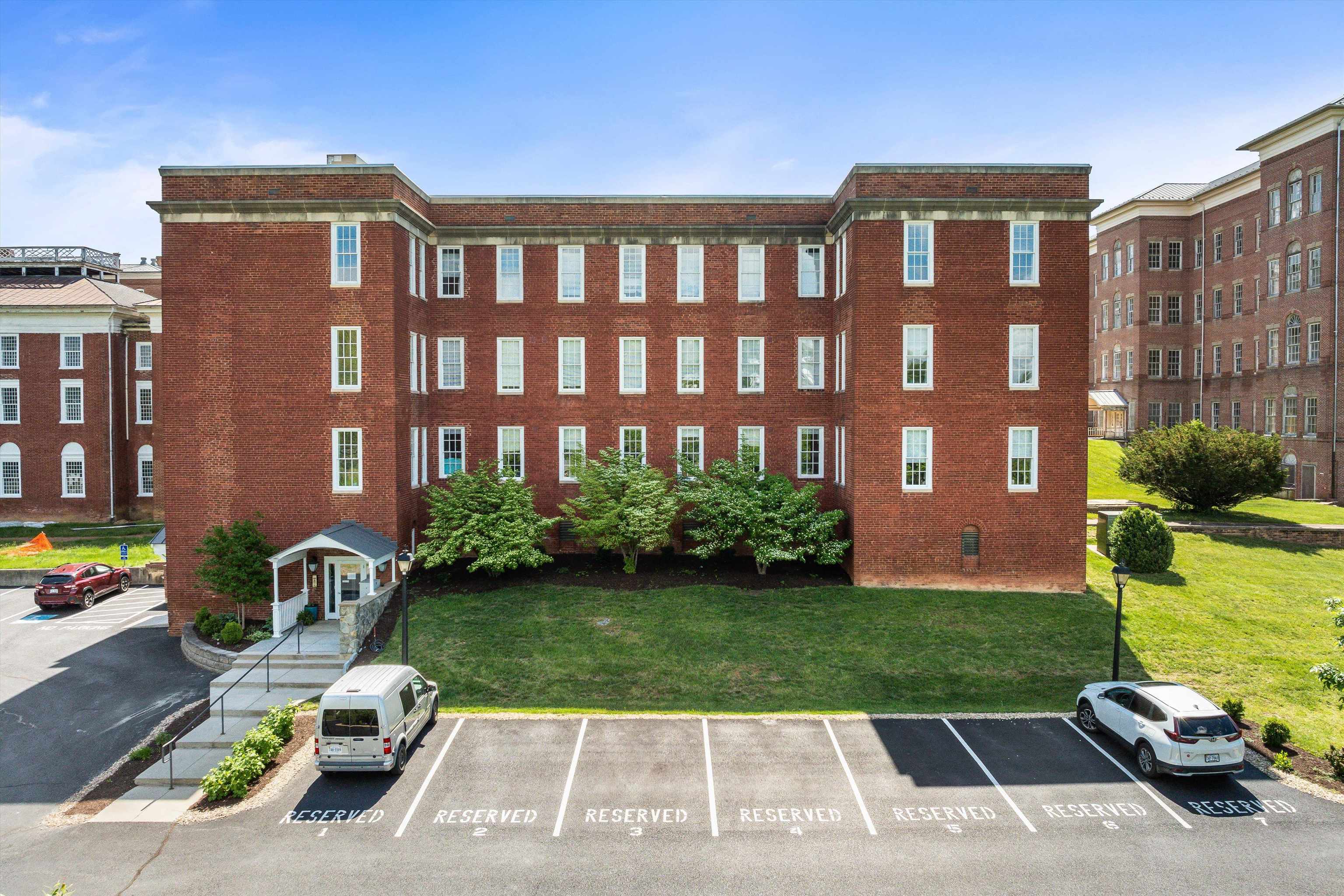 101 W VILLAGE DR, STAUNTON, Virginia 24401, 2 Bedrooms Bedrooms, ,2 BathroomsBathrooms,Residential,101 W VILLAGE DR,664300 MLS # 664300