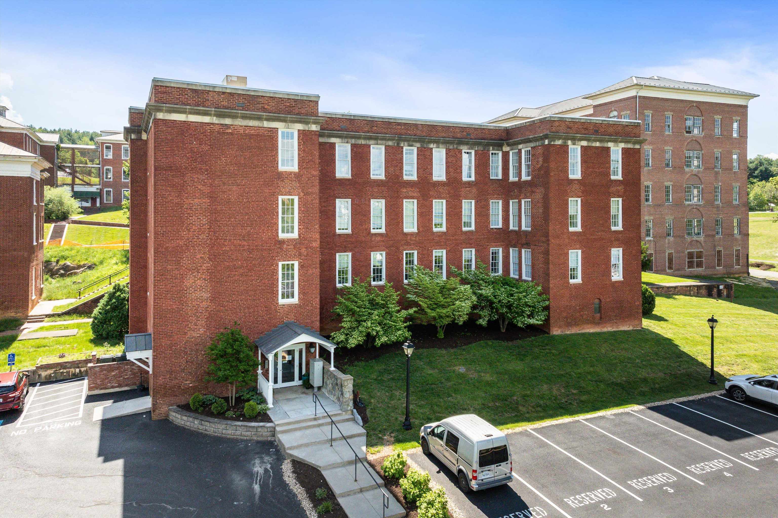 101 W VILLAGE DR, STAUNTON, Virginia 24401, 2 Bedrooms Bedrooms, ,2 BathroomsBathrooms,Residential,101 W VILLAGE DR,664300 MLS # 664300